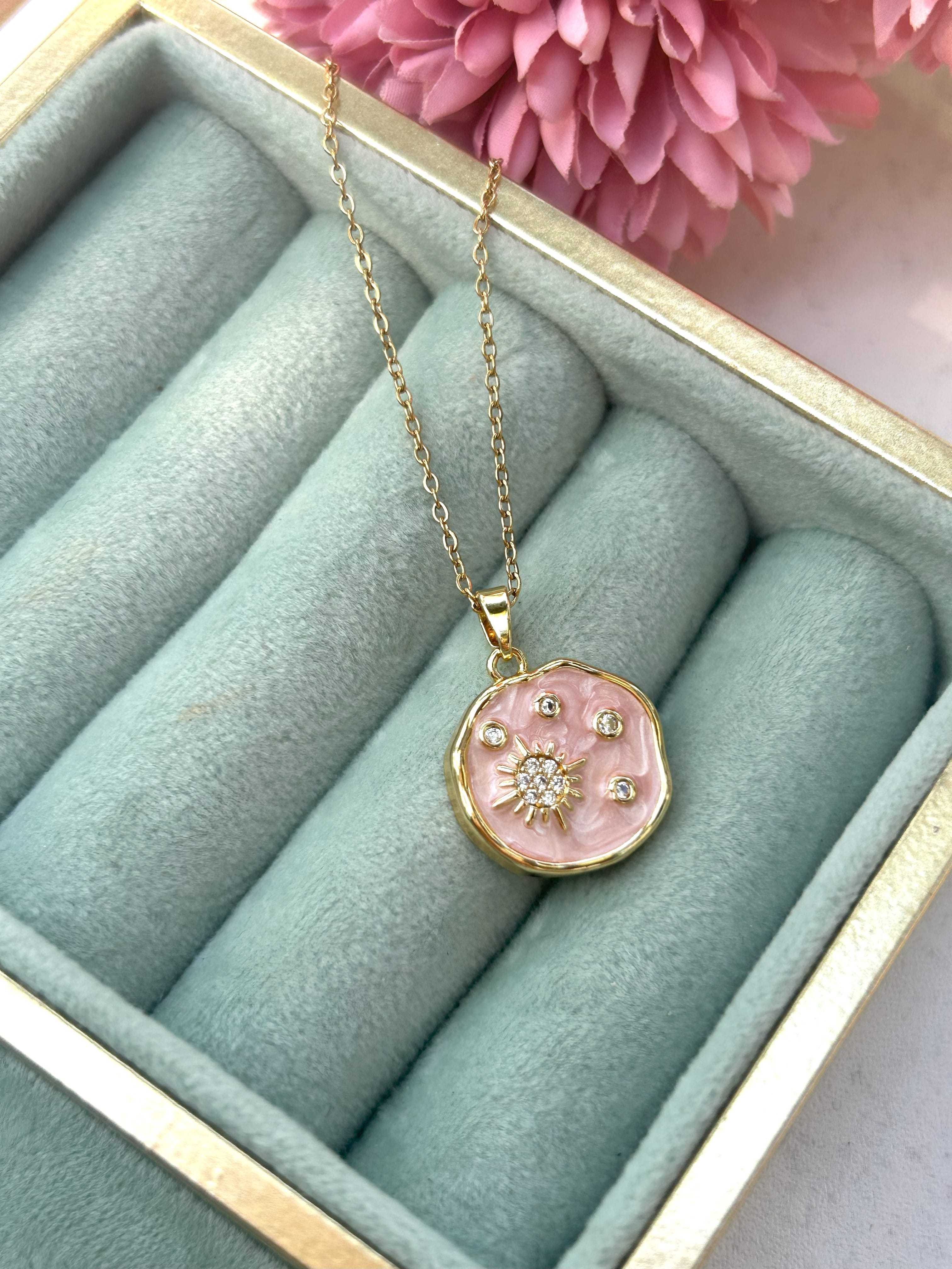 Güneş Detaylı Pembe Gold Çelik Kolye