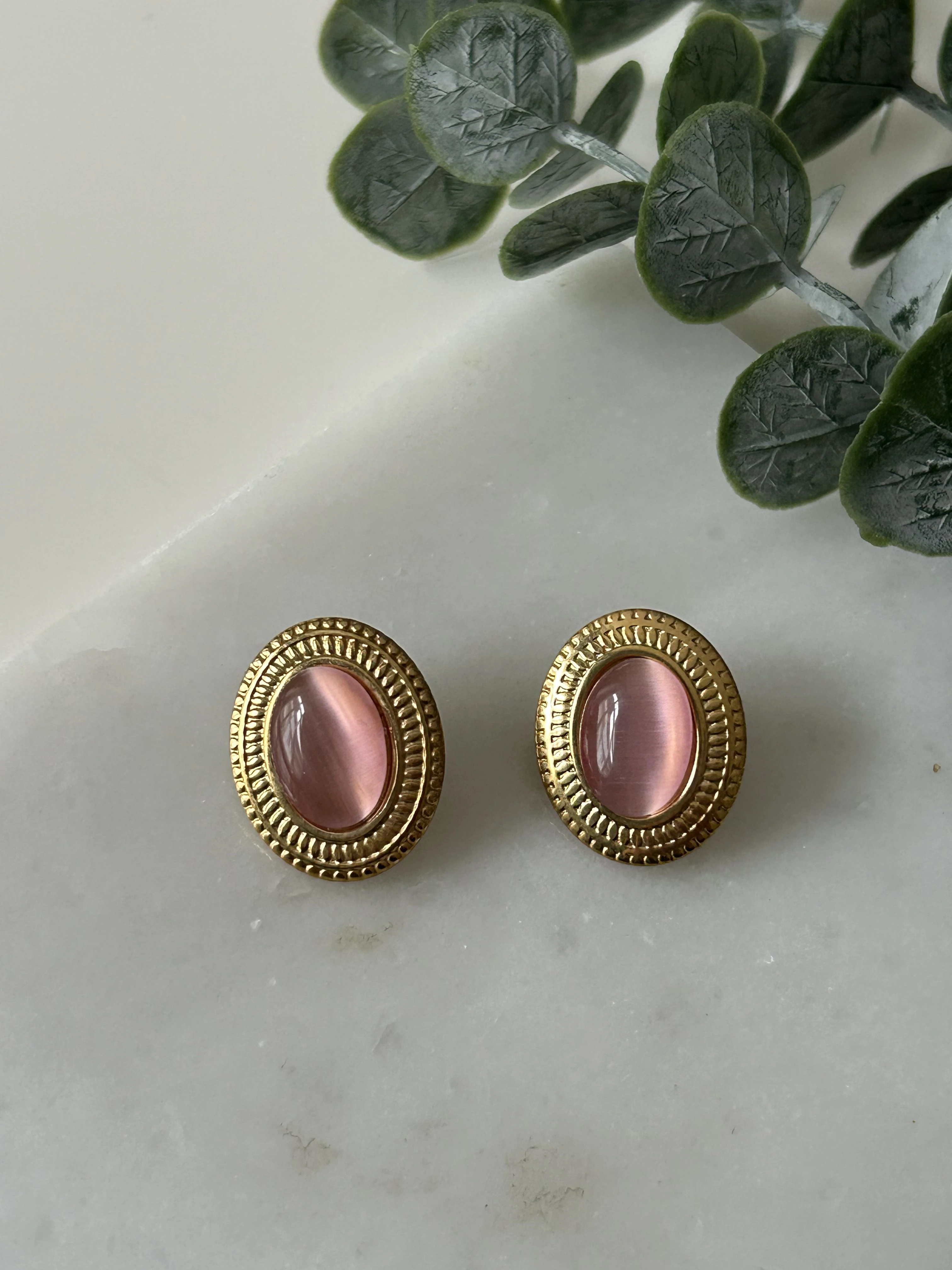 Gold Çerçeve Detaylı Pembe Çelik Küpe