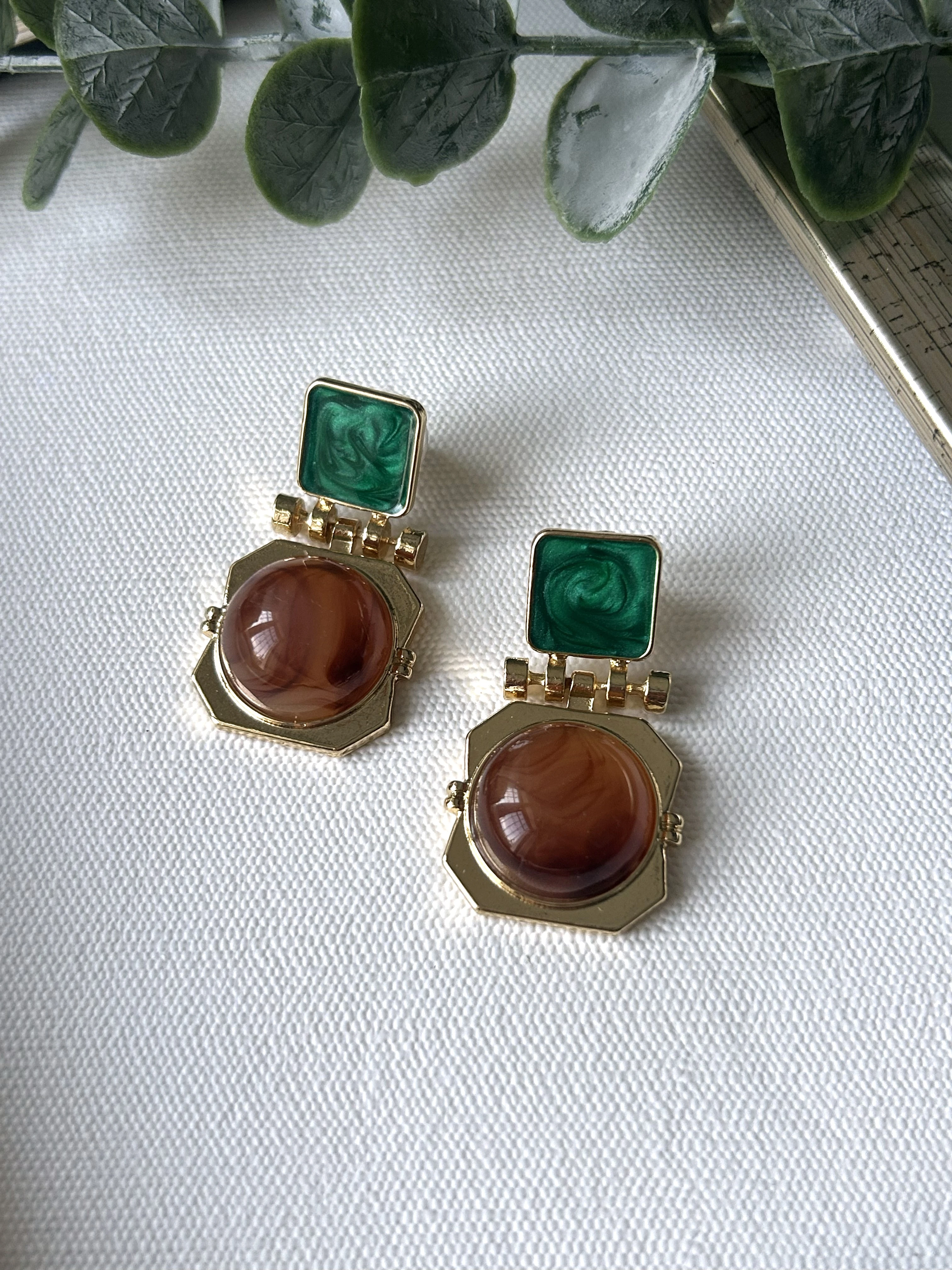 Kahverengi ve Yeşil Detaylı Küpe