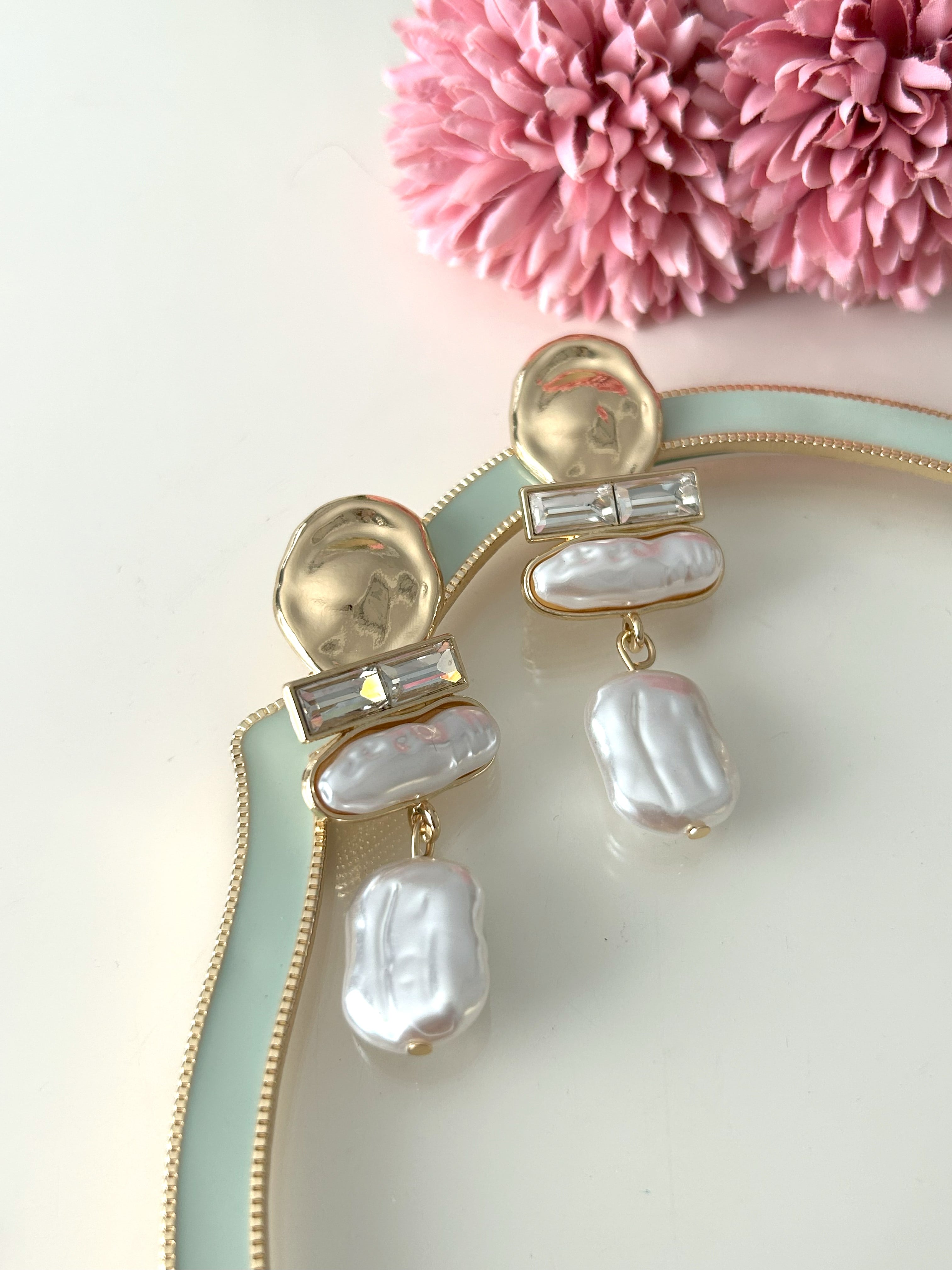 Gold Detaylı Krem Sallantılı Küpe