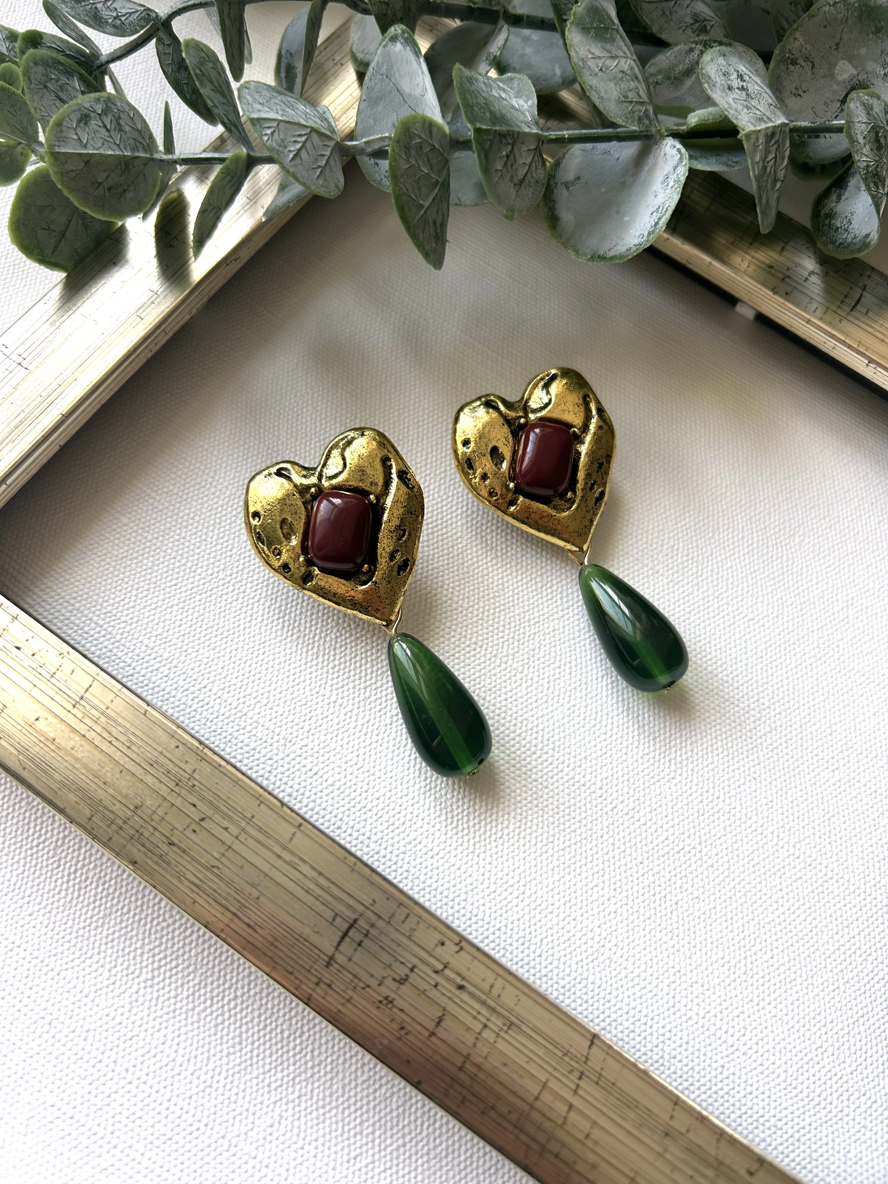 Asimetrik Kalp Formlu Bordo-Taşlı Yeşil Damla Küpe