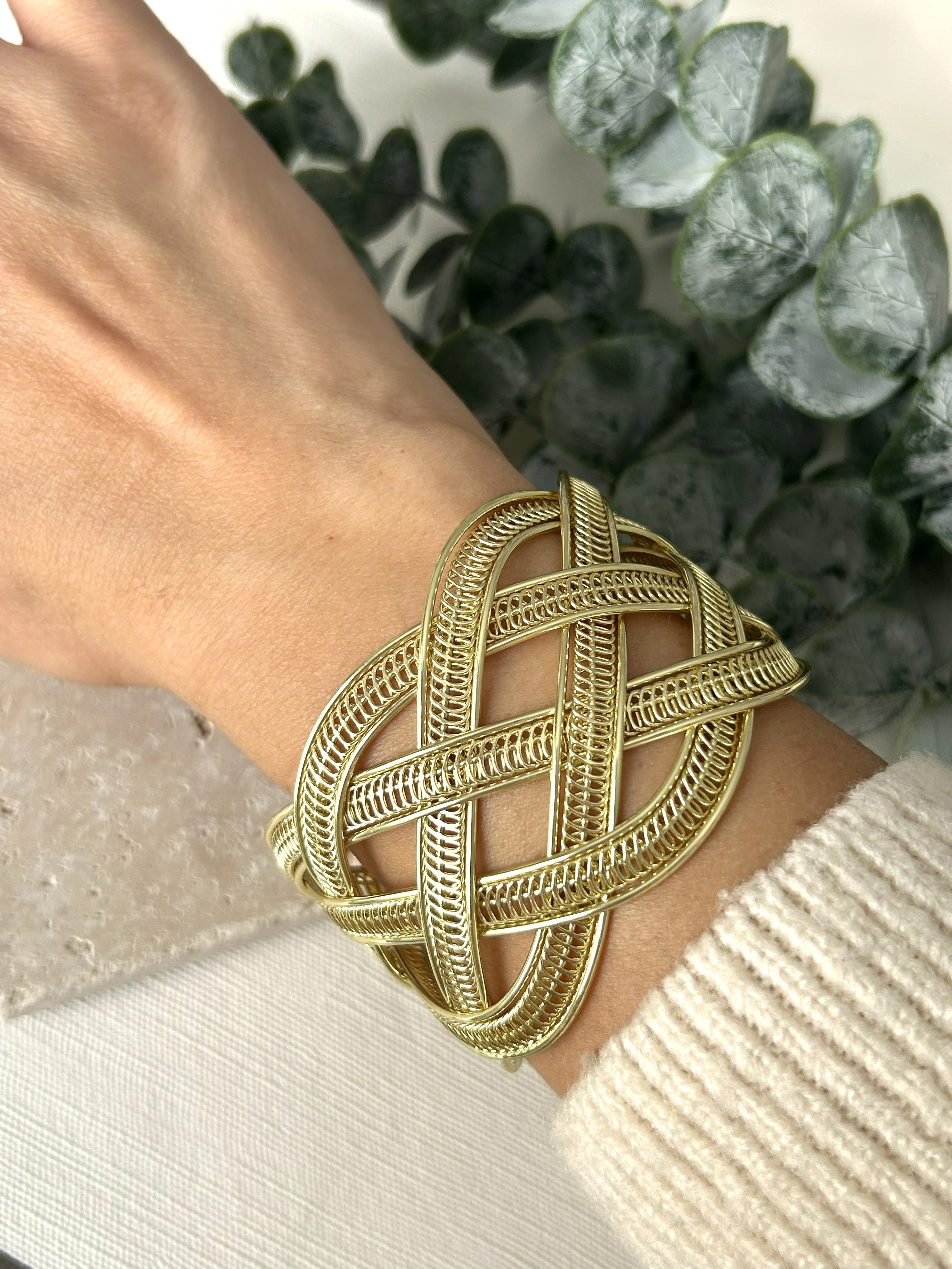 Örgü Detaylı Gold Kalın Kelepçe