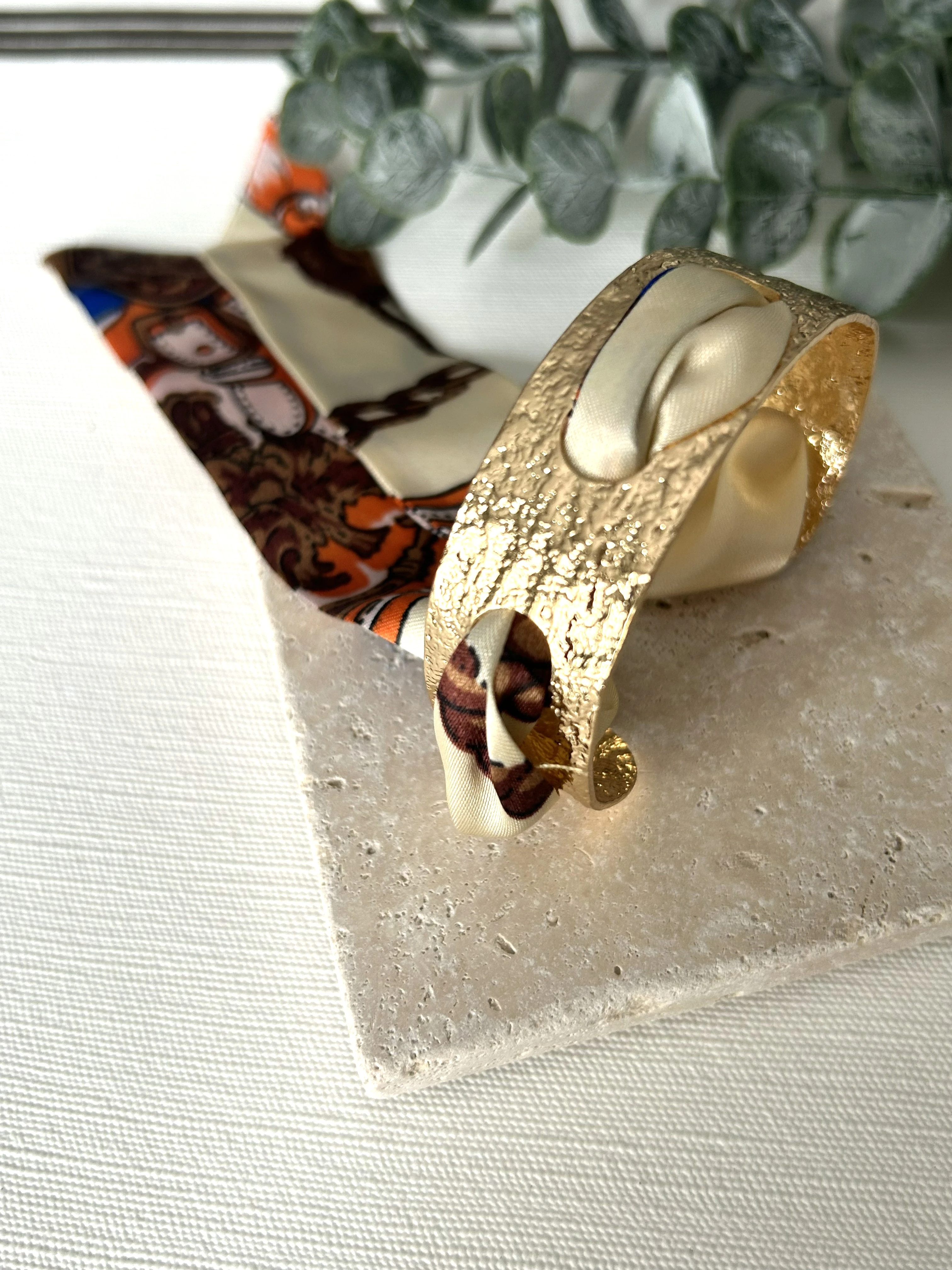 Fular Detaylı Plaka Gold Kelepçe