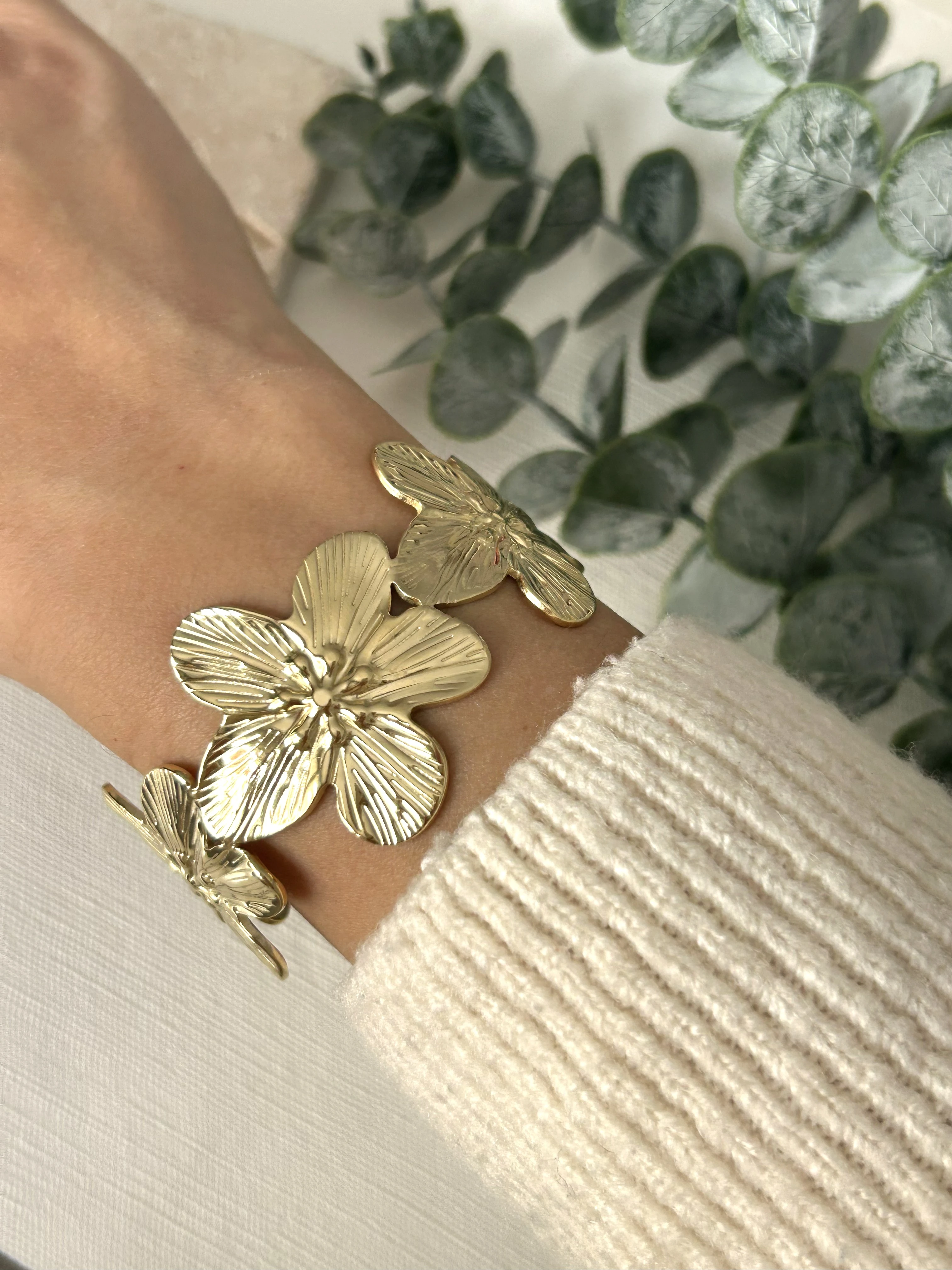 Çiçek Detaylı Plaka Gold Kelepçe