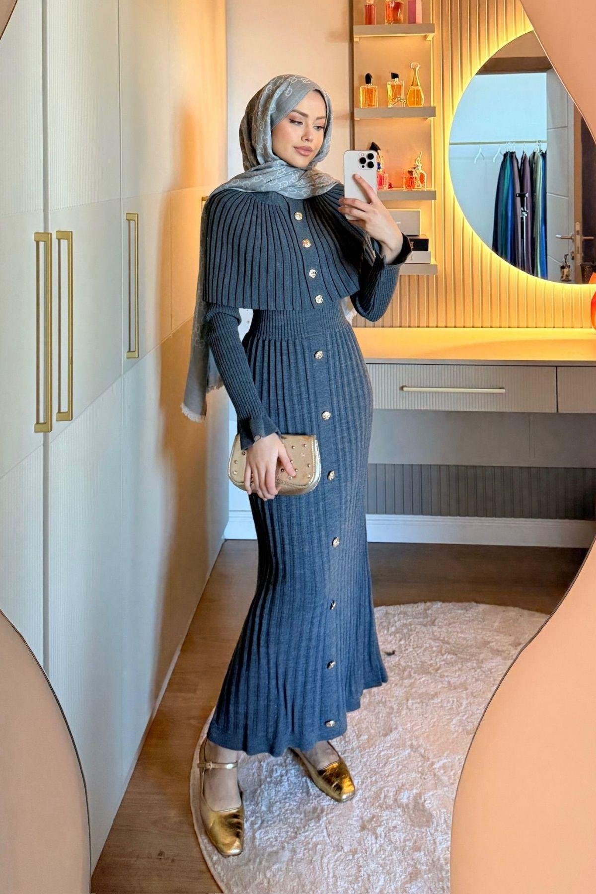 PELERİN DÜĞMELİ TRİKO ELBİSE