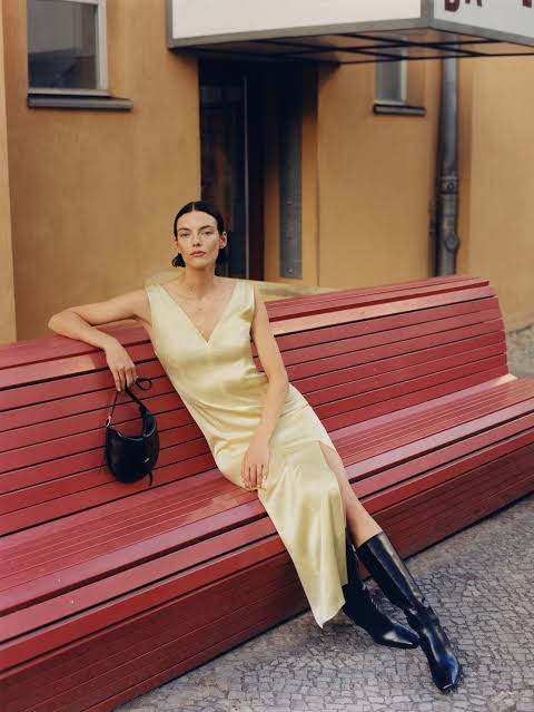 Uzun Sarı Saten Elbise