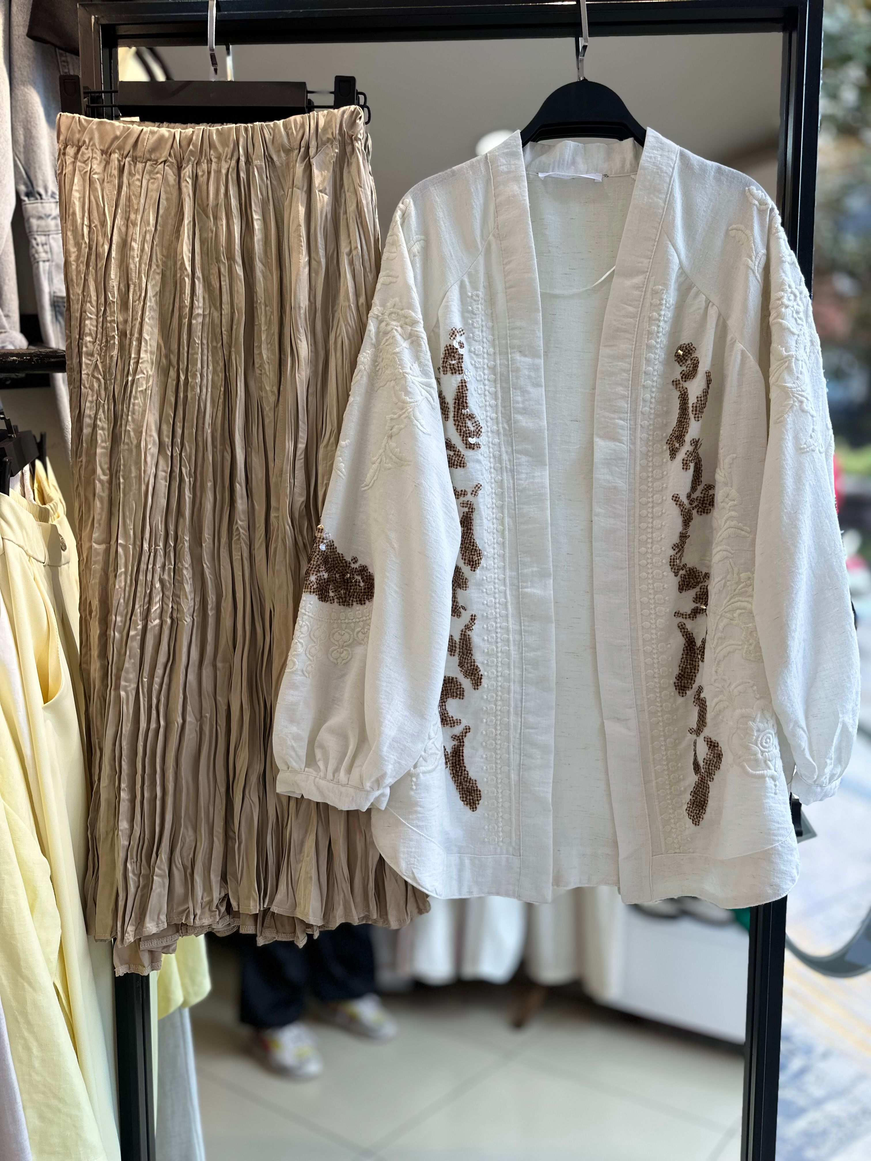 Bej Renk İşlemeli Kaftan