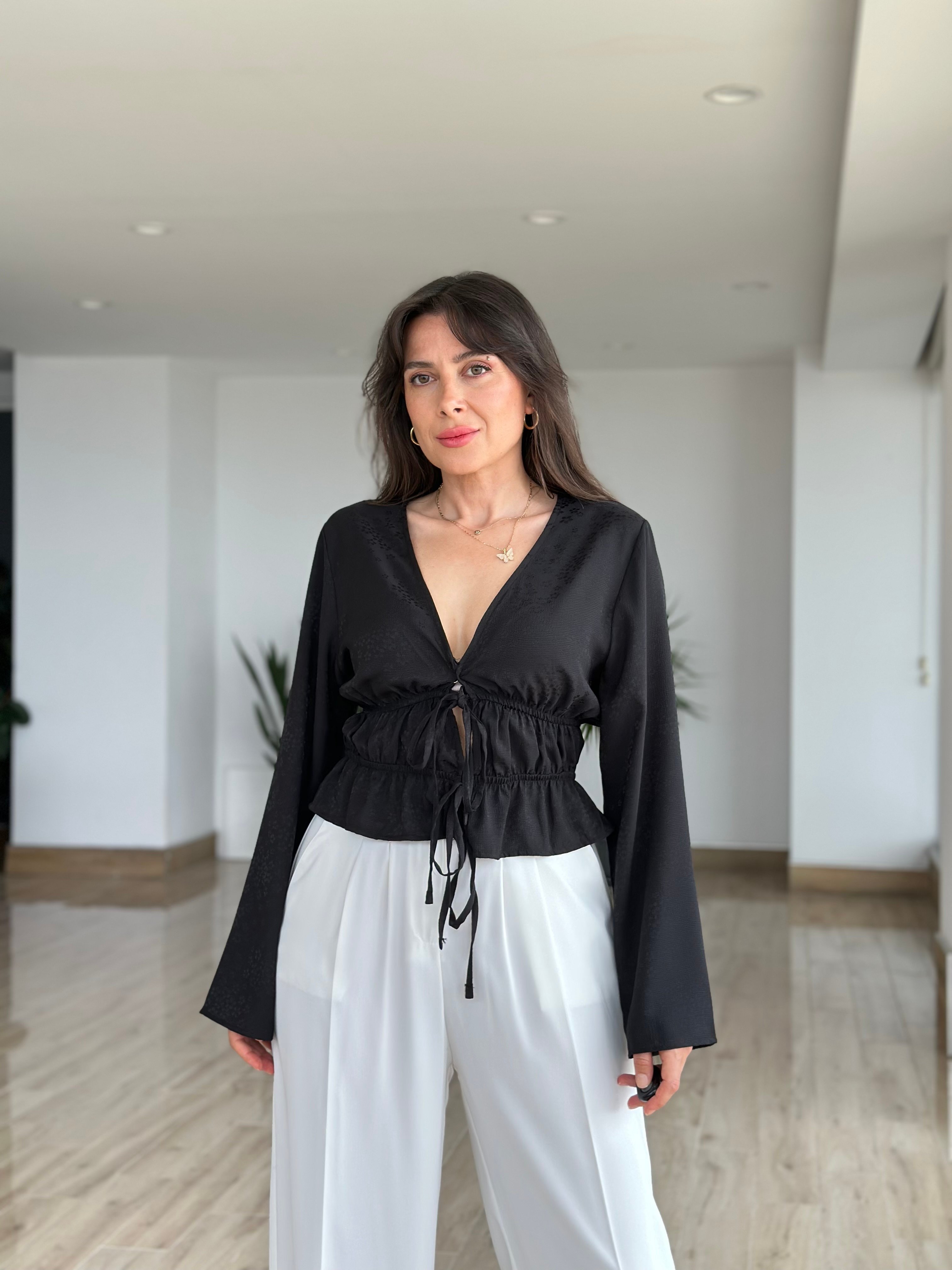 Büzgü Detaylı Siyah Renk Bluz