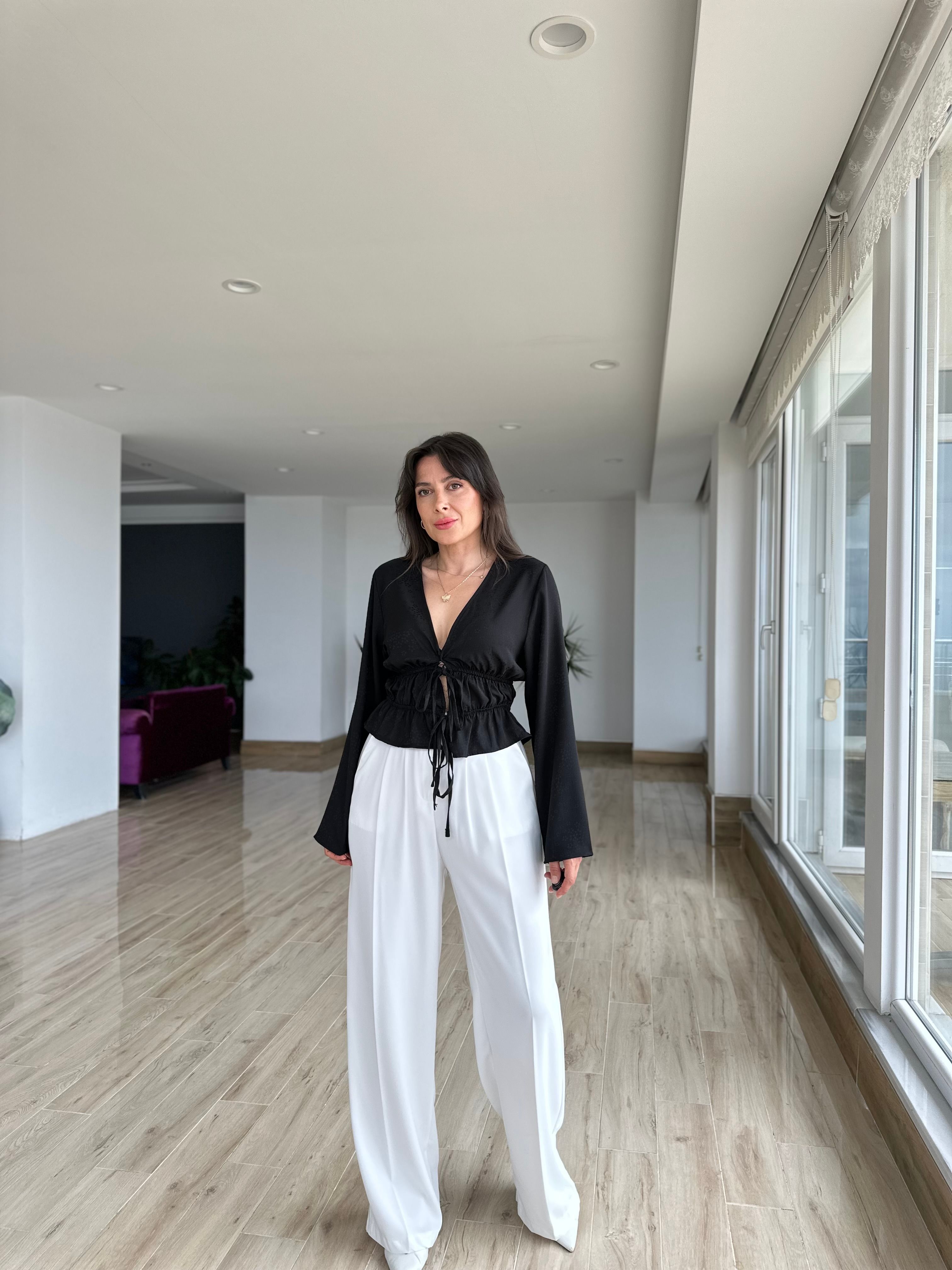 Büzgü Detaylı Siyah Renk Bluz