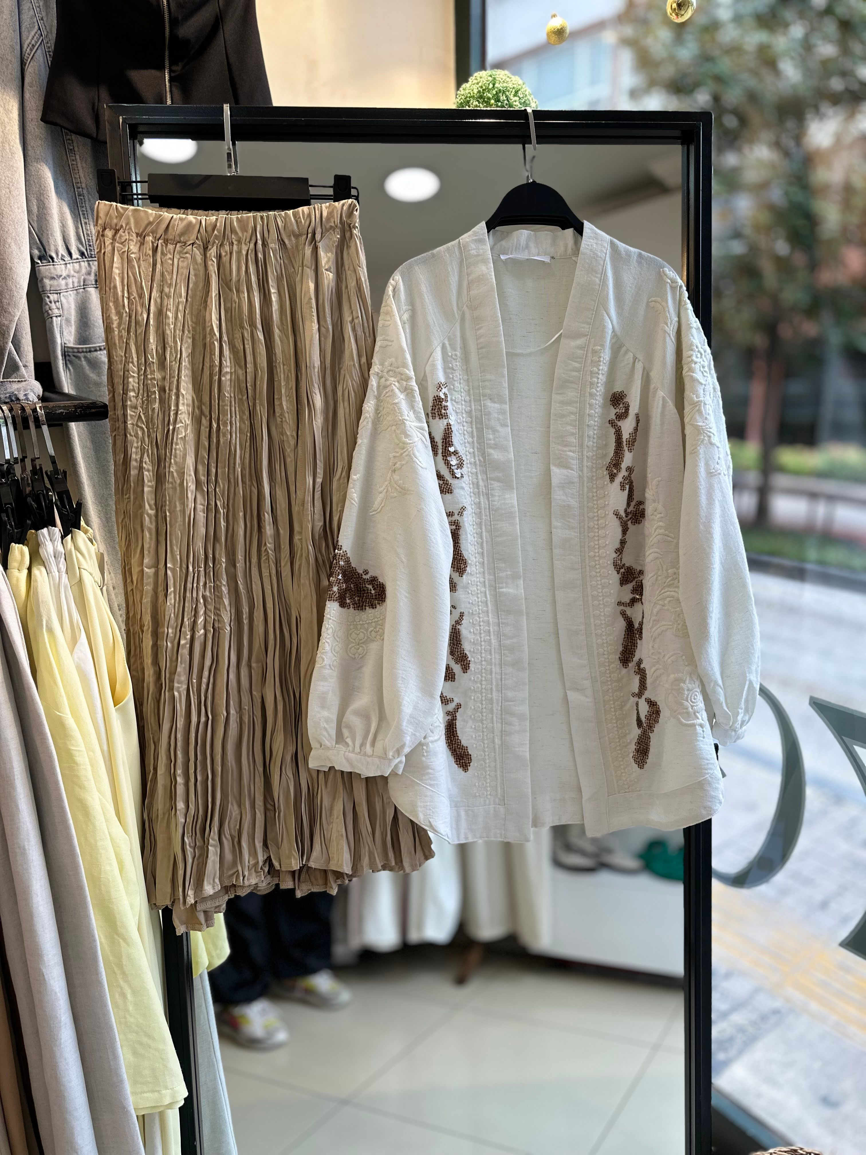 Bej Renk İşlemeli Kaftan