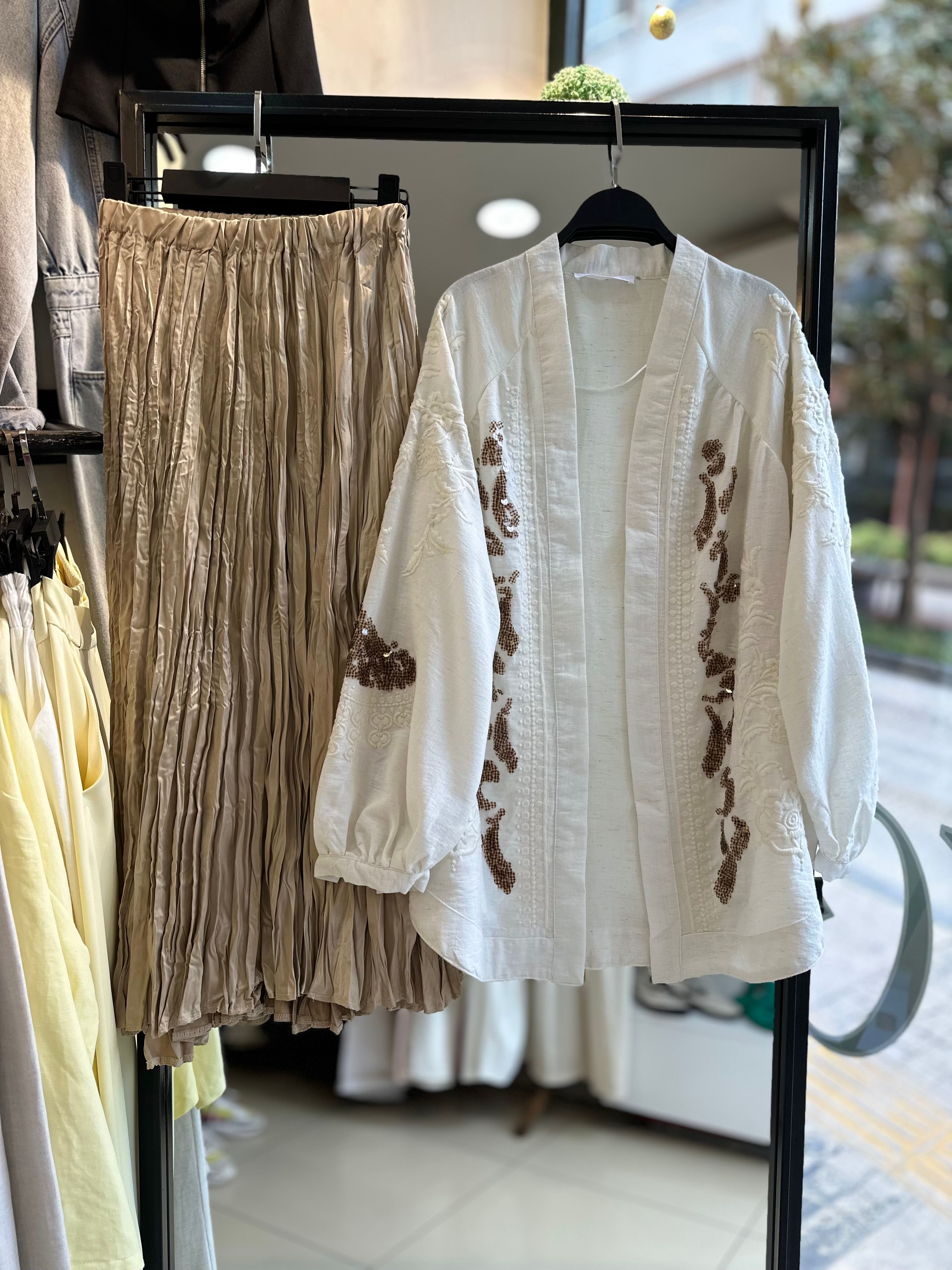 Bej Renk İşlemeli Kaftan