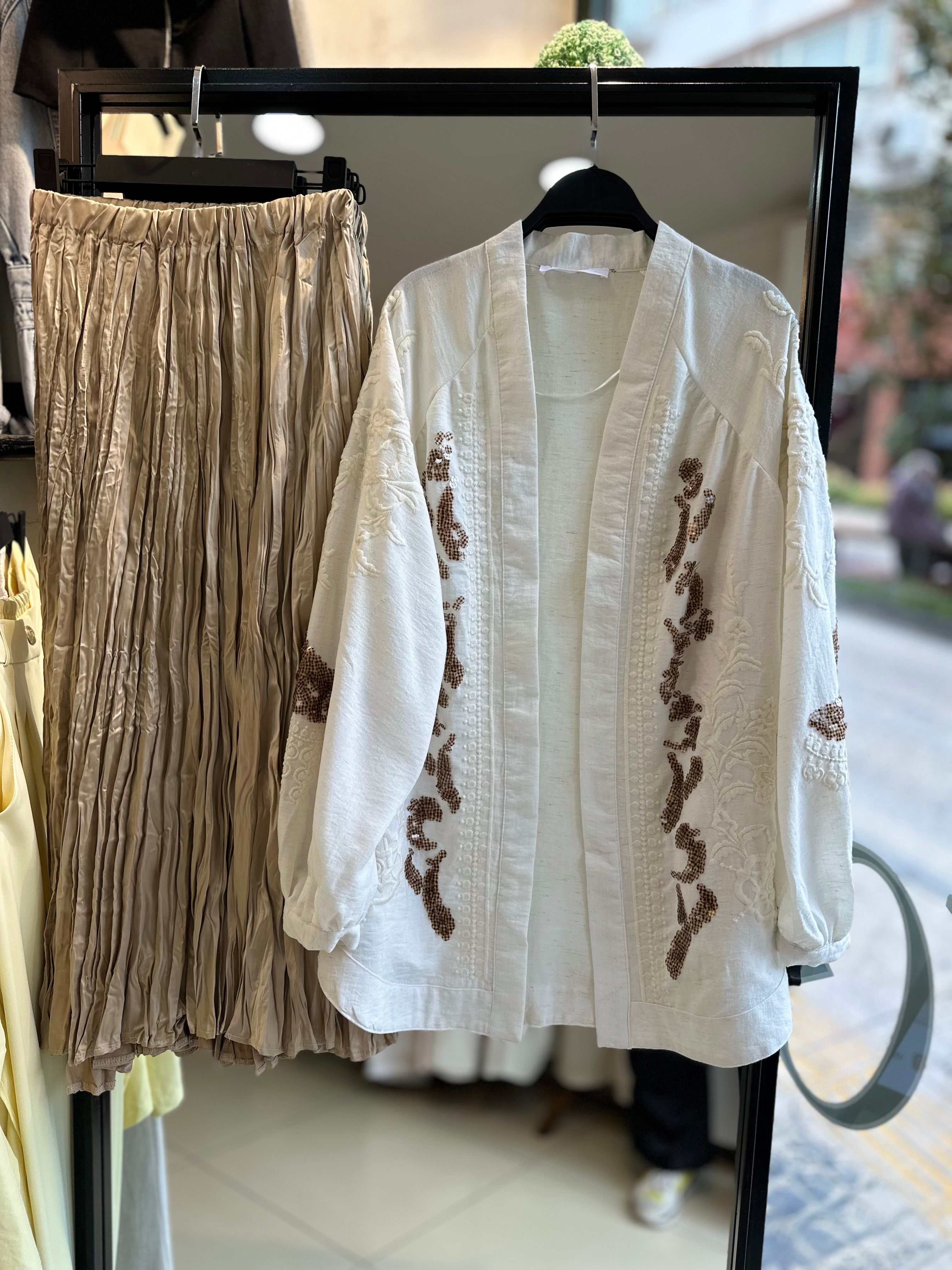 Bej Renk İşlemeli Kaftan