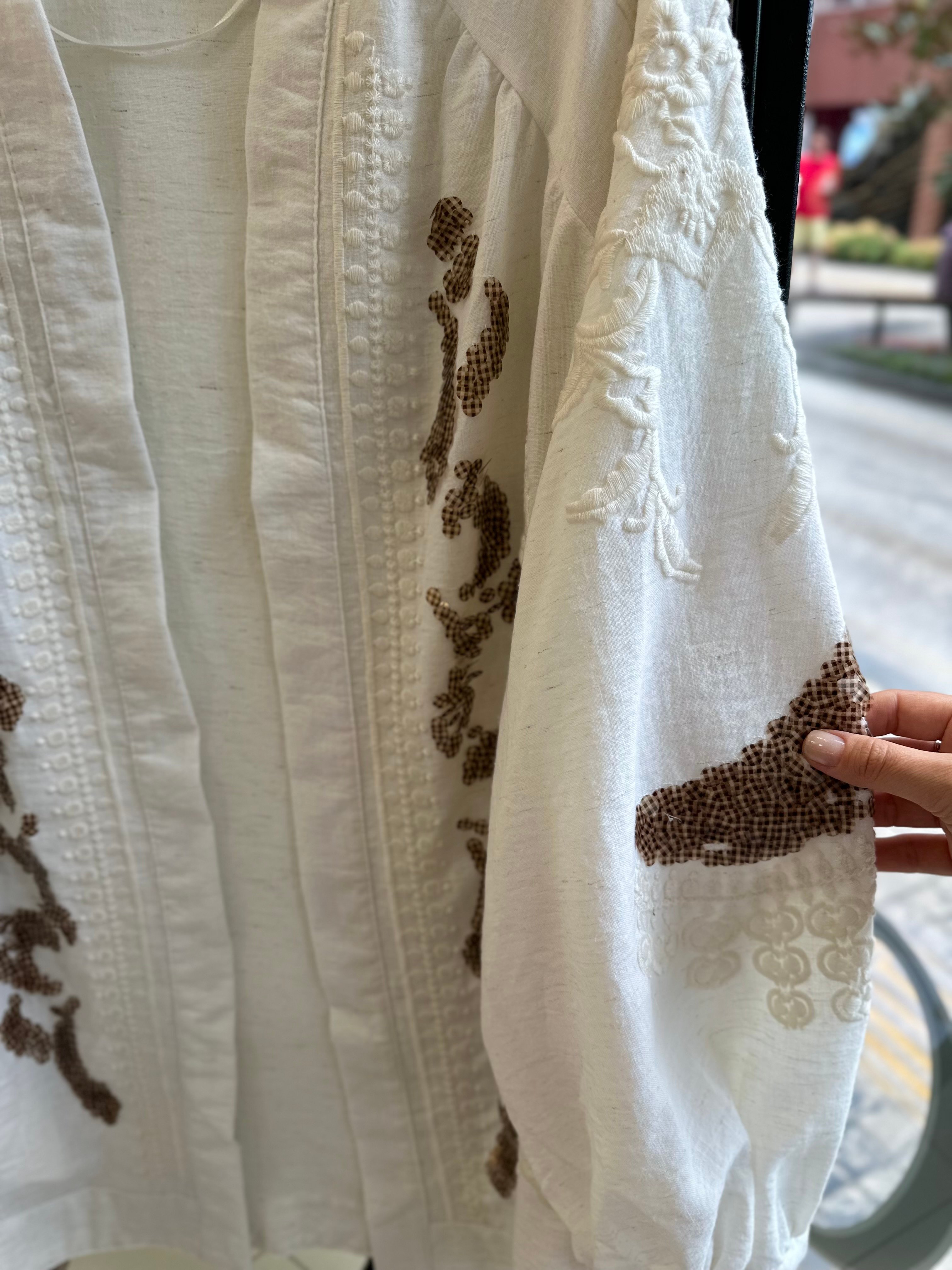 Bej Renk İşlemeli Kaftan