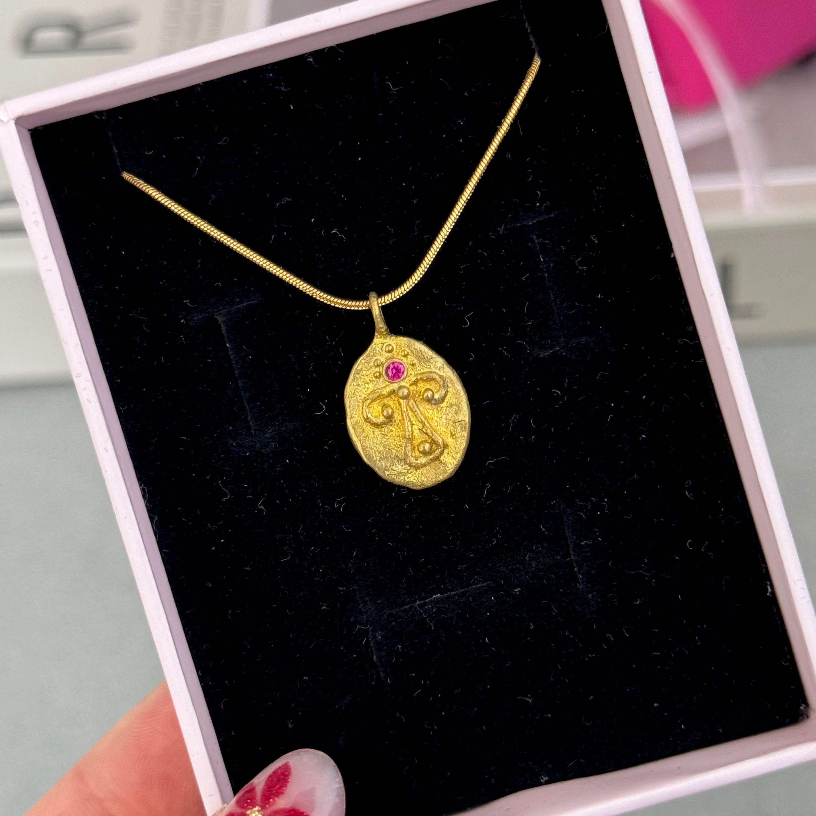 Vintage saf pirinç Themis pembe taşlı kolye 