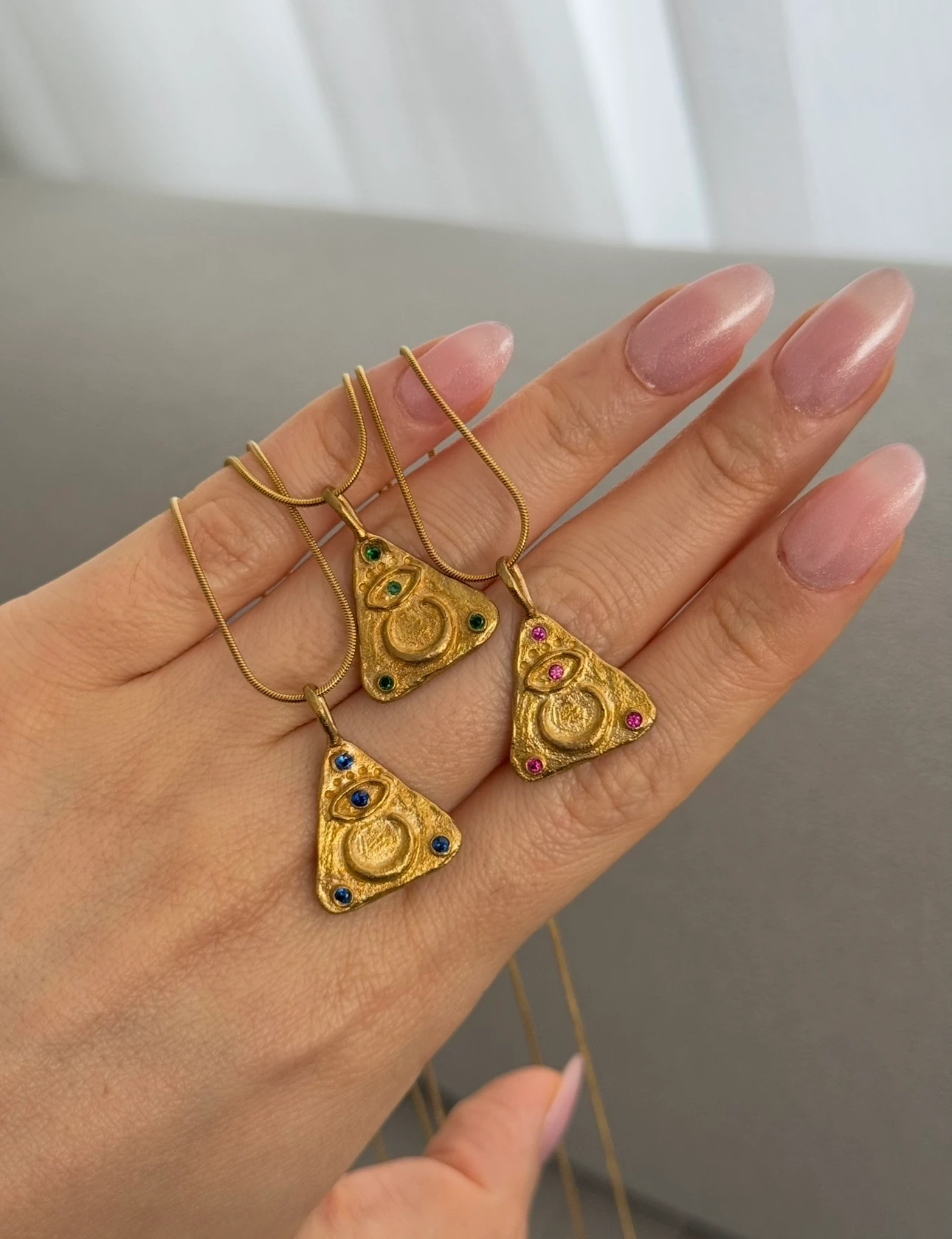 Vintage saf pirinç yeşil taşlı üçgen kolye