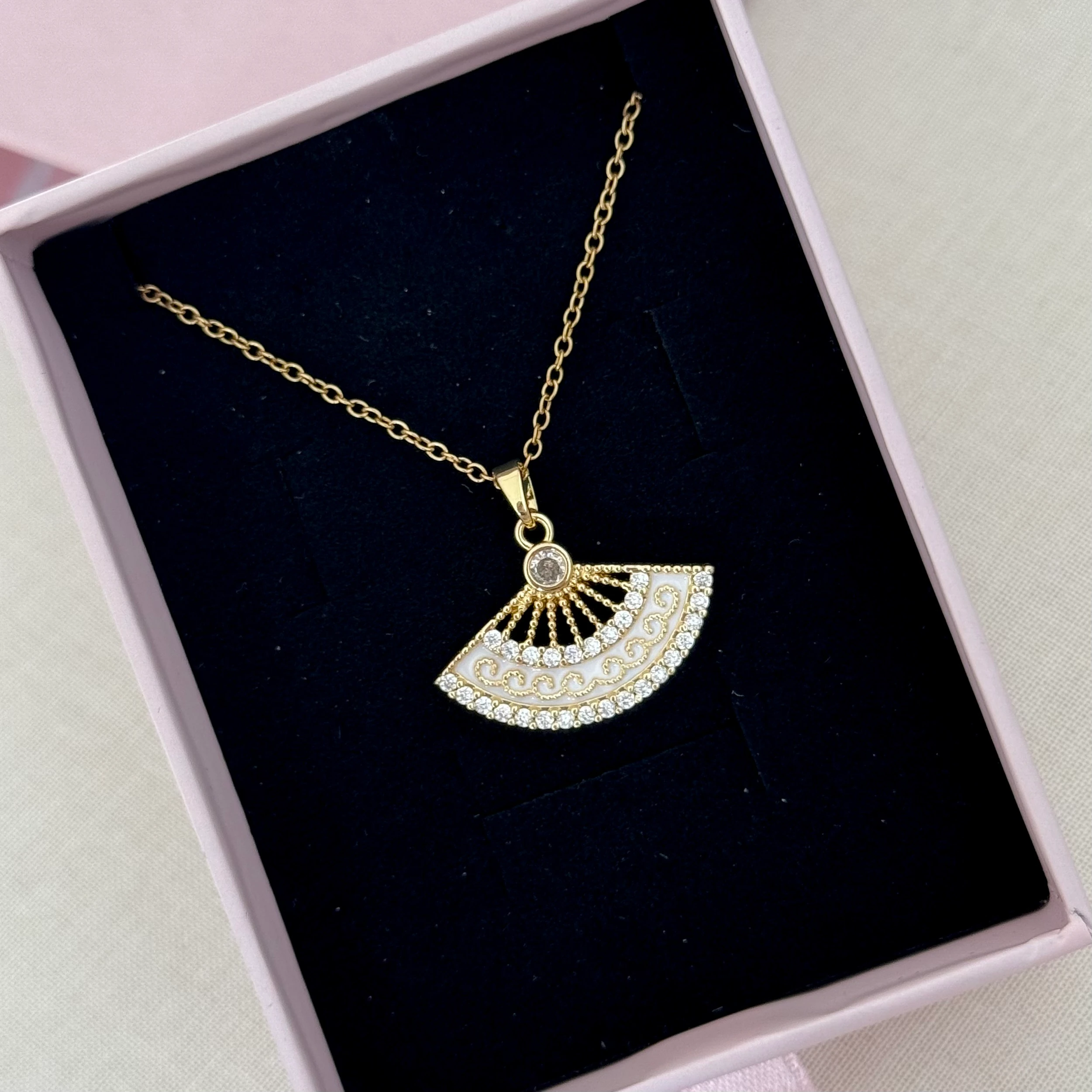 Çelik | Beyaz yelpaze kolye 