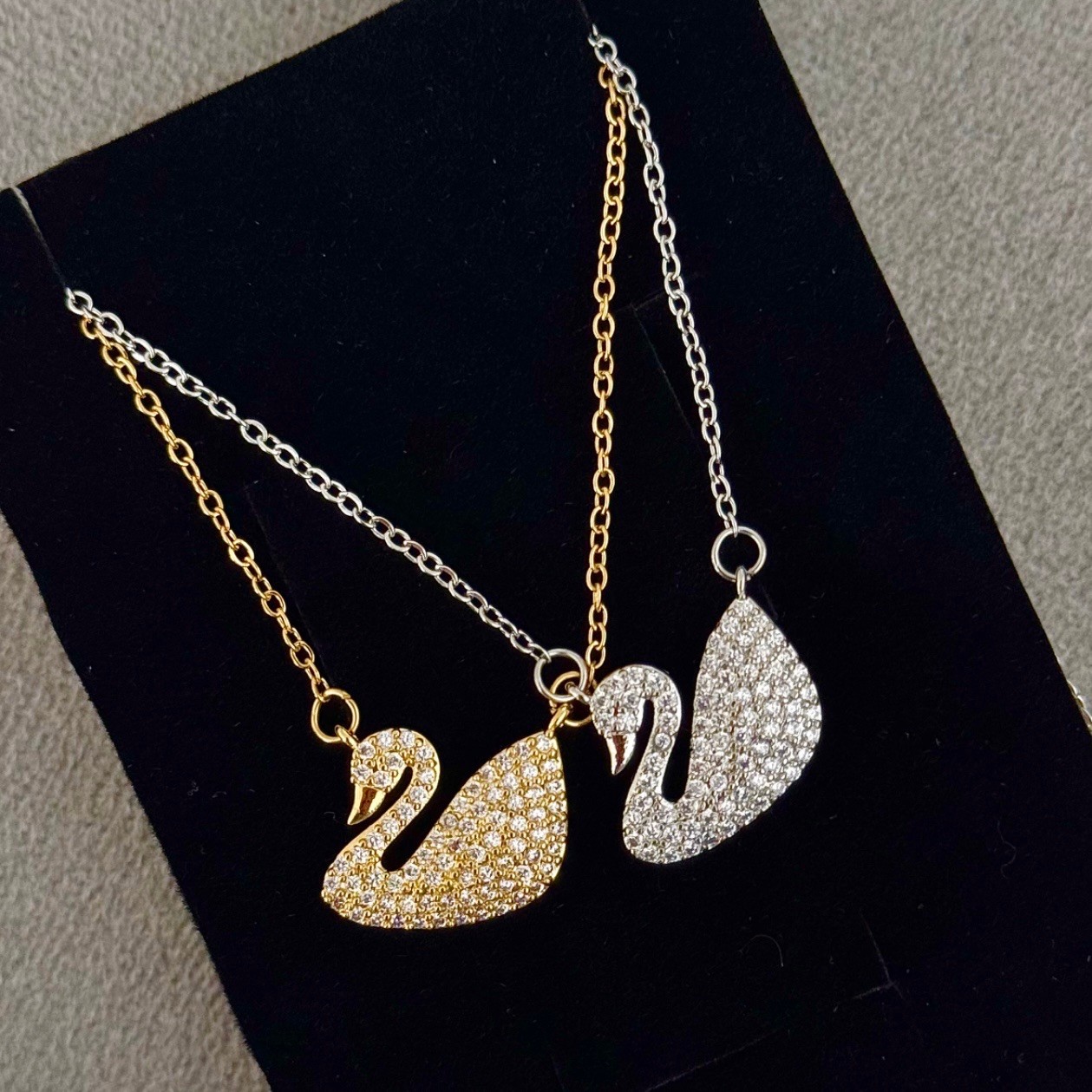 Çelik taşlı swan kolye 