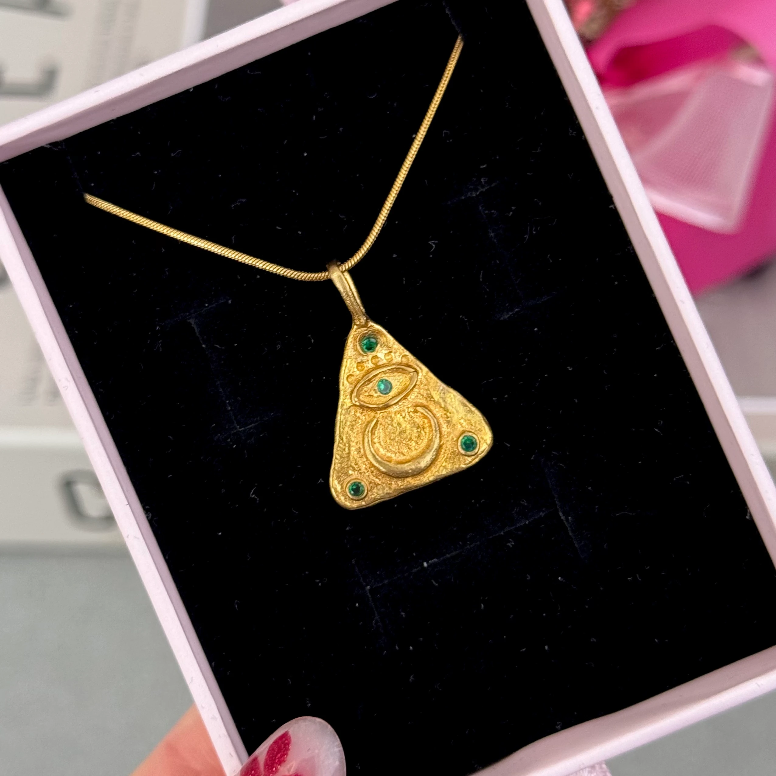 Vintage saf pirinç yeşil taşlı üçgen kolye