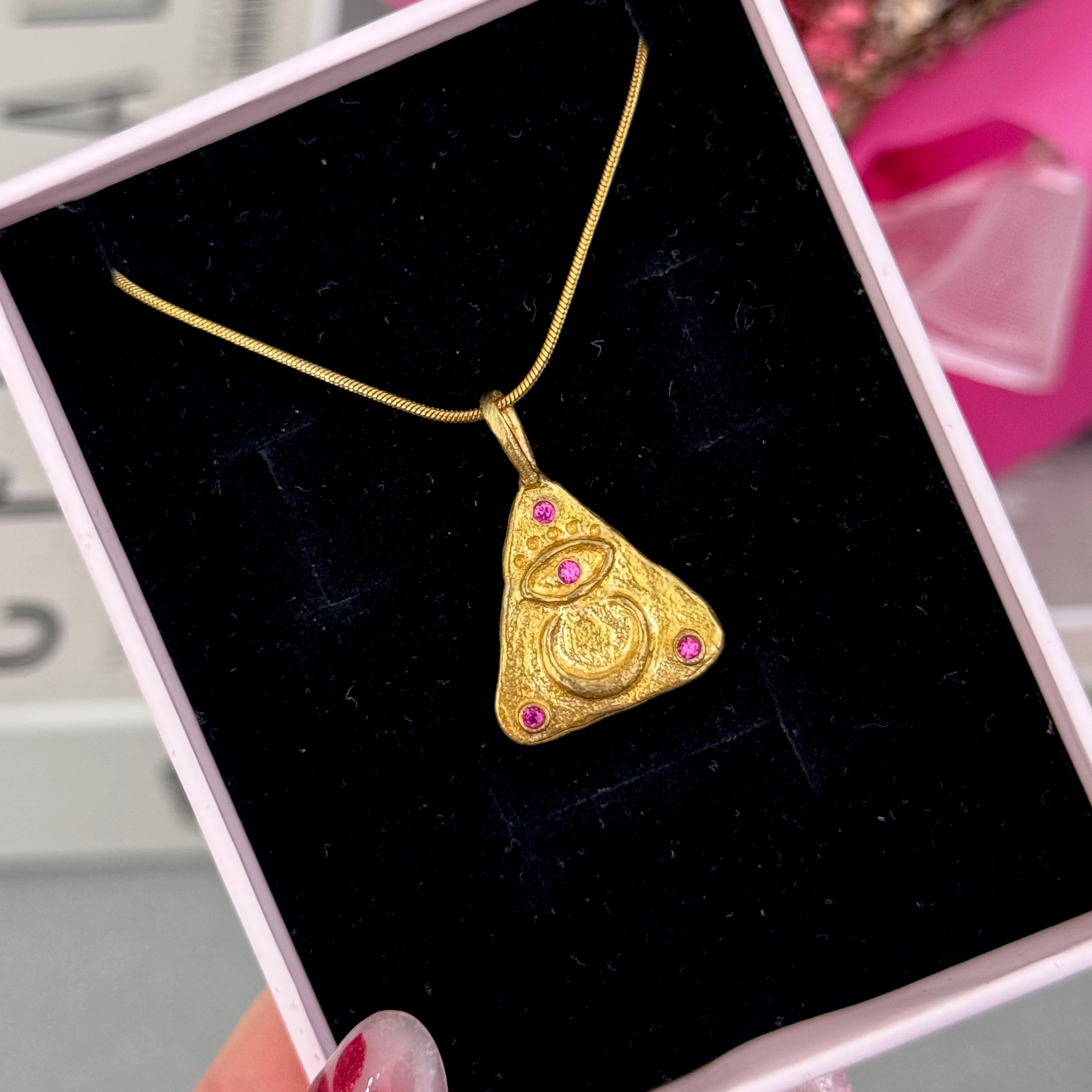 Vintage saf pirinç pembe taşlı üçgen kolye 