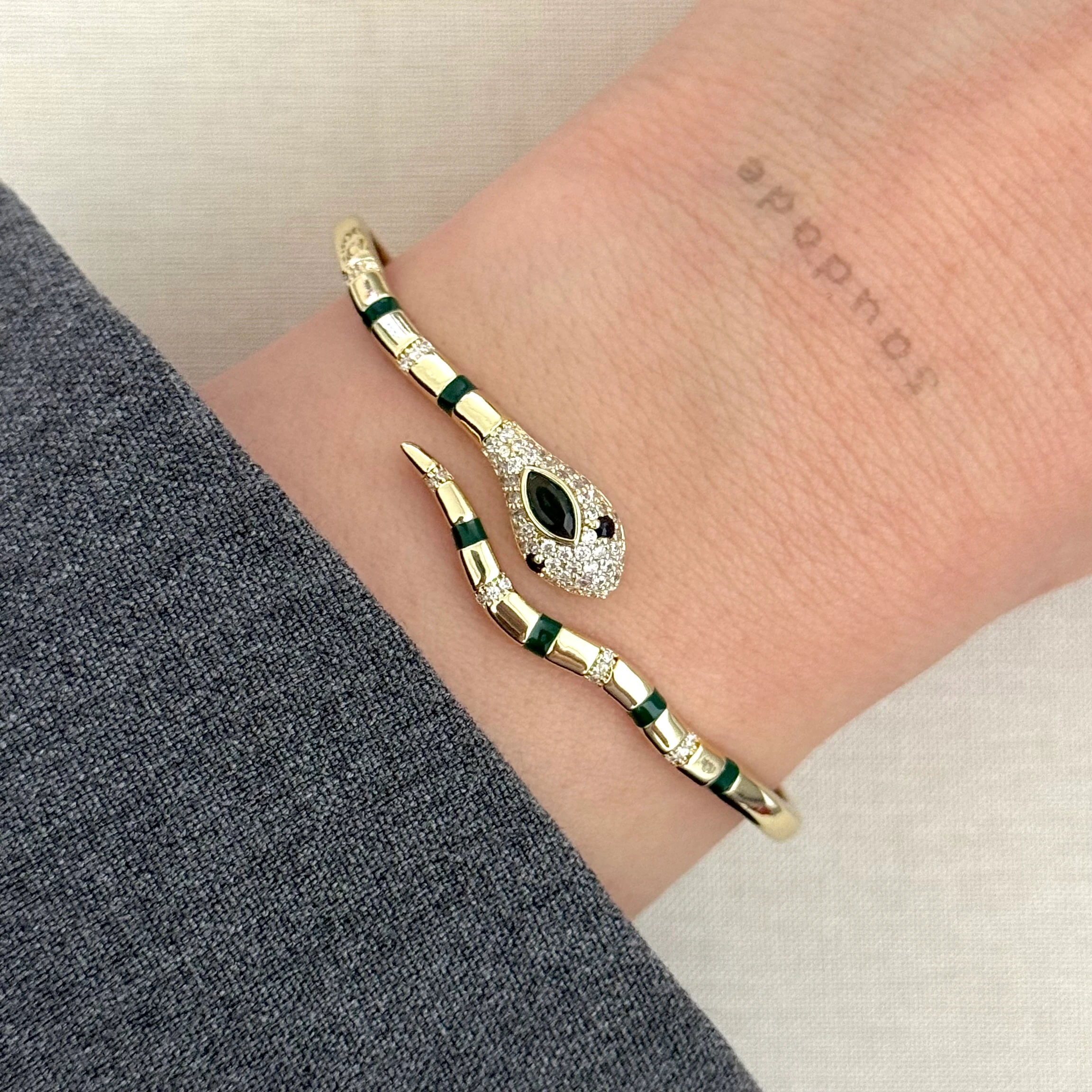 Premium | Taşlı gold yılan kelepçe 