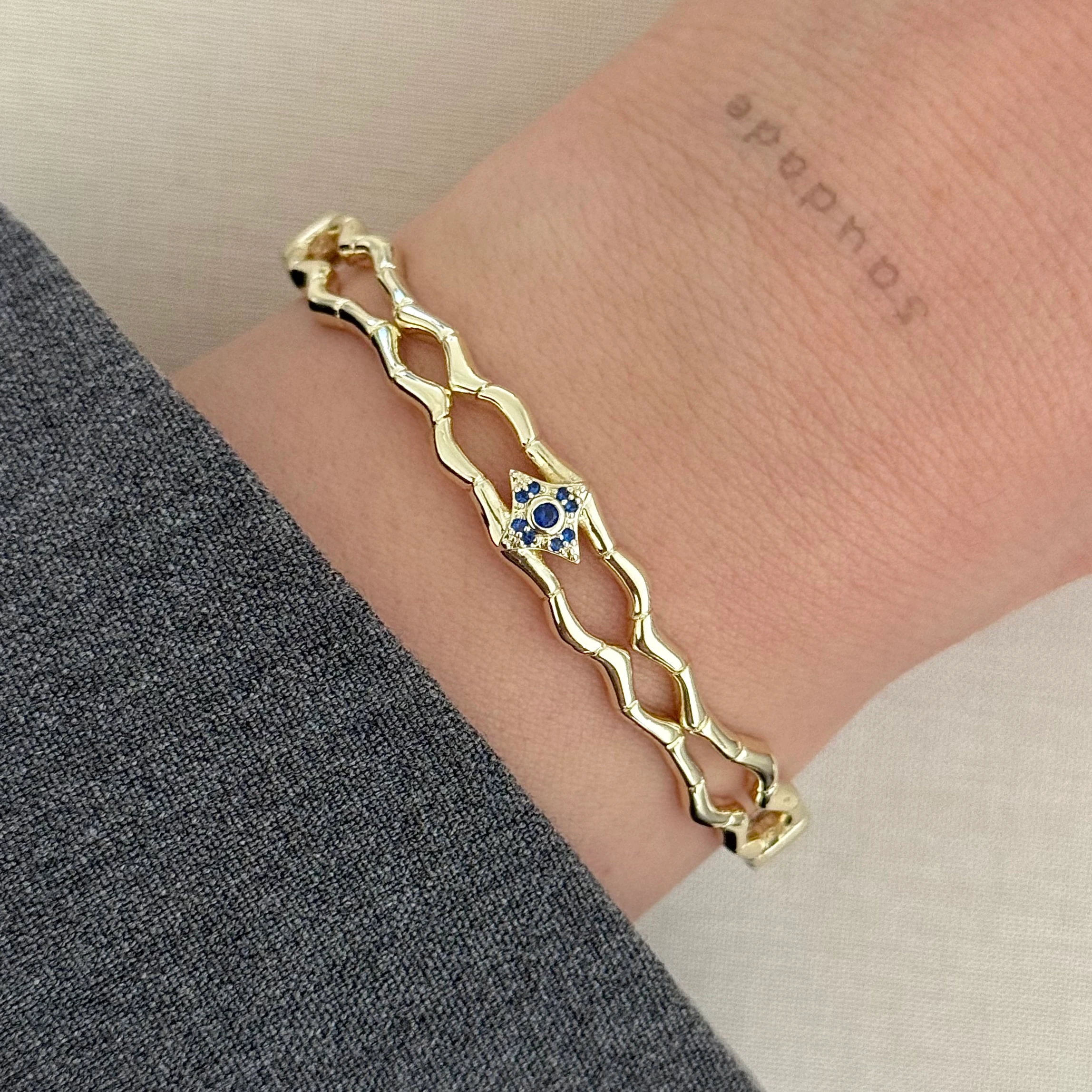 Premium | Göz detaylı kelepçe 