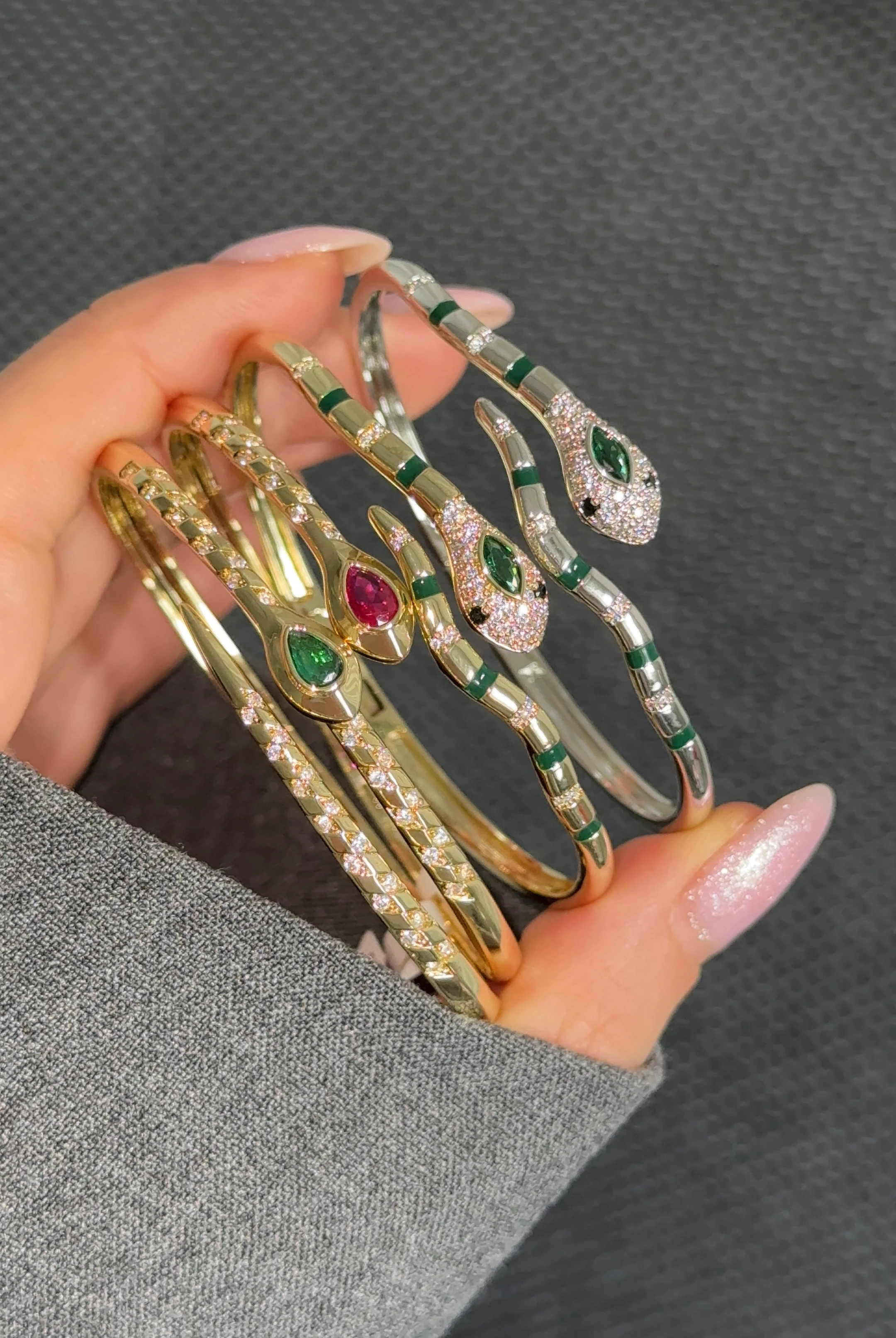 Premium | Taşlı yılan kelepçe 