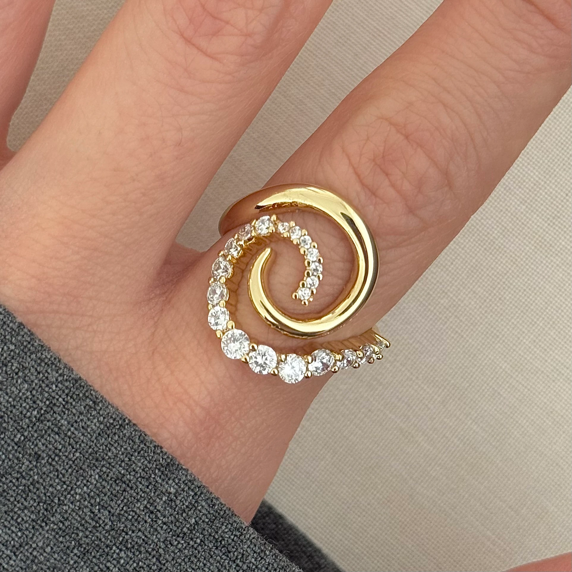 Gold | Taşlı spiral yüzük 