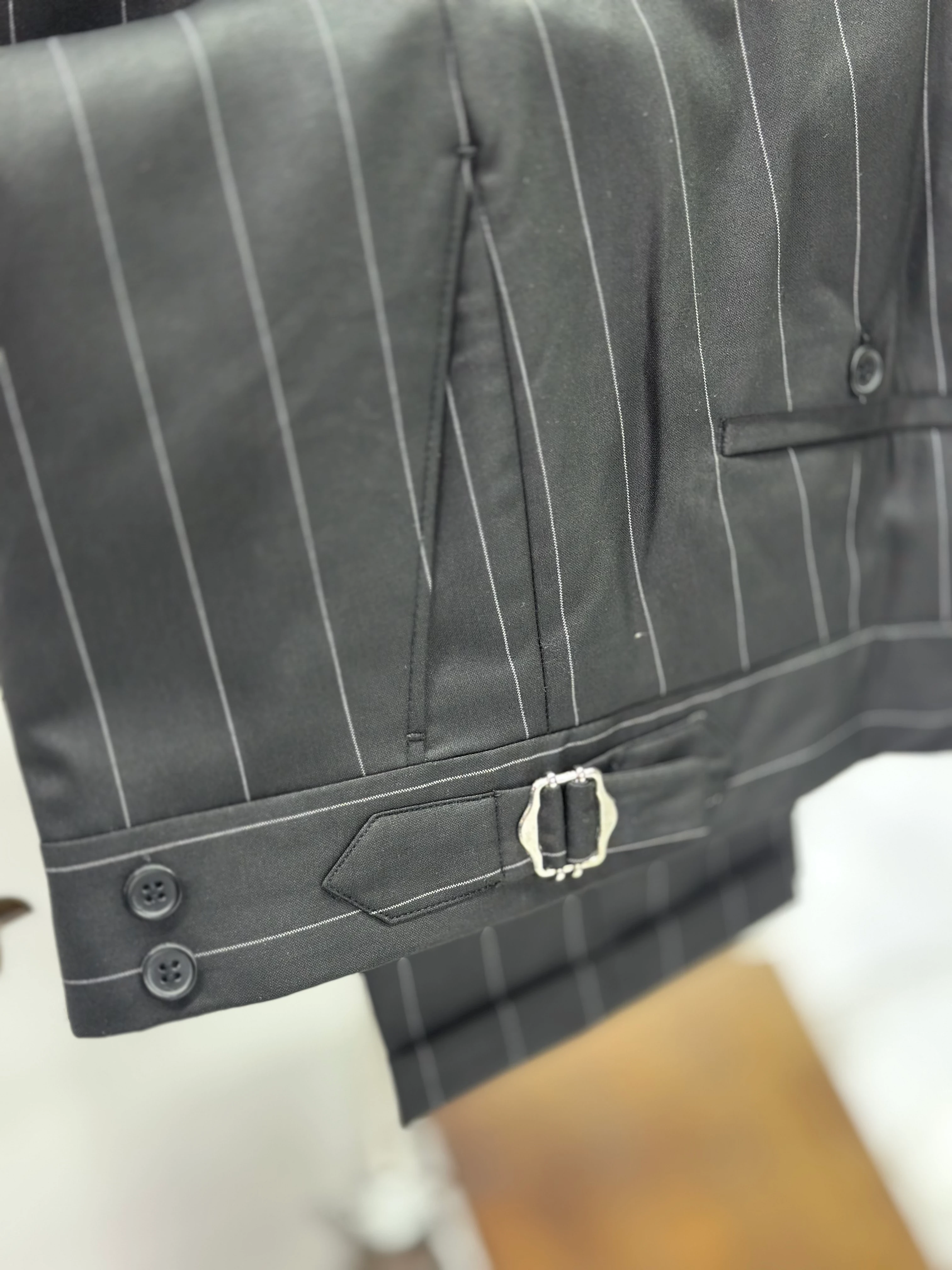 Çizgili Toka Detaylı Kruvaze Takım Elbise