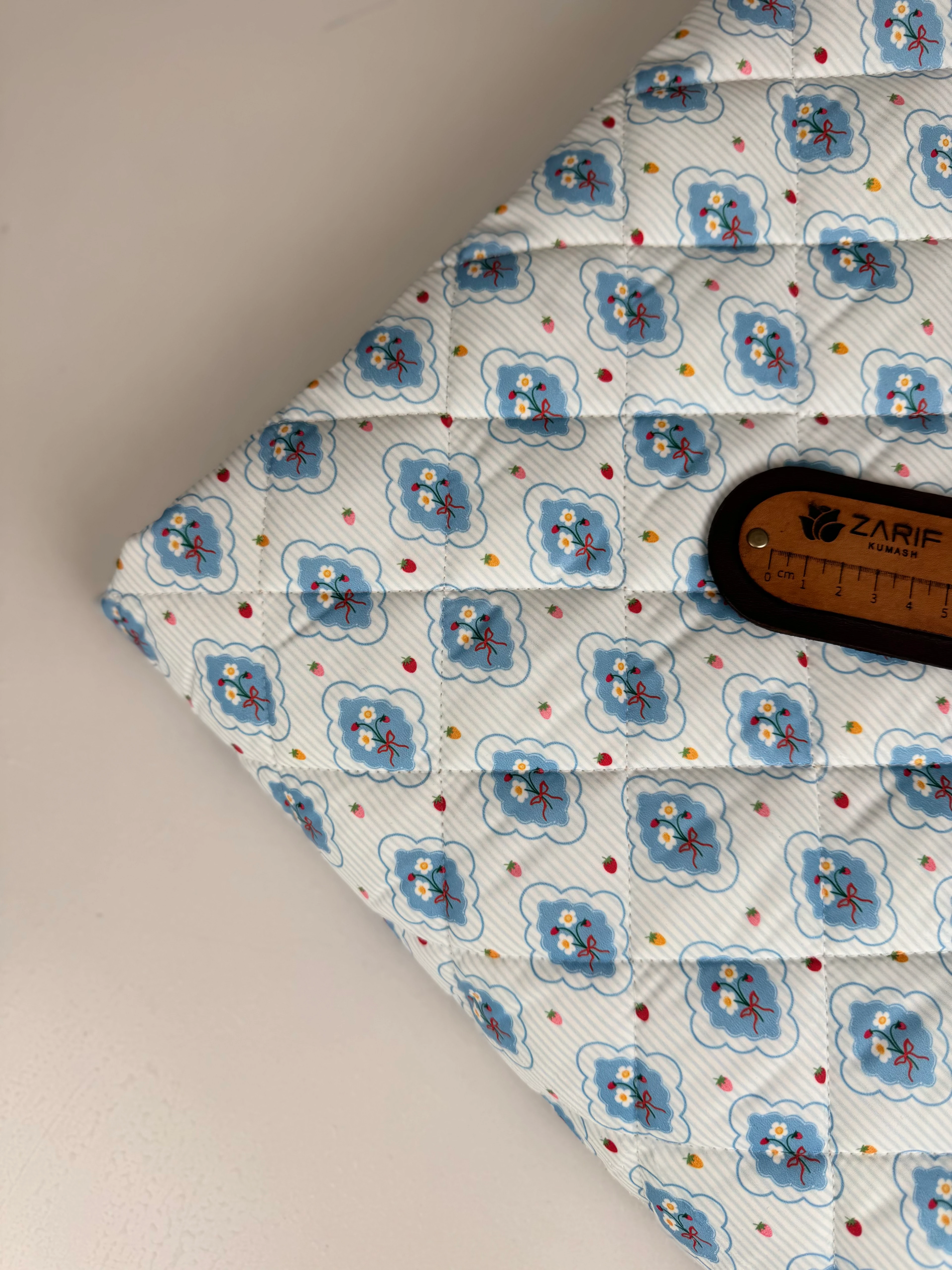 Çilek Buketi Su Geçirmez Kapitone Kumaş