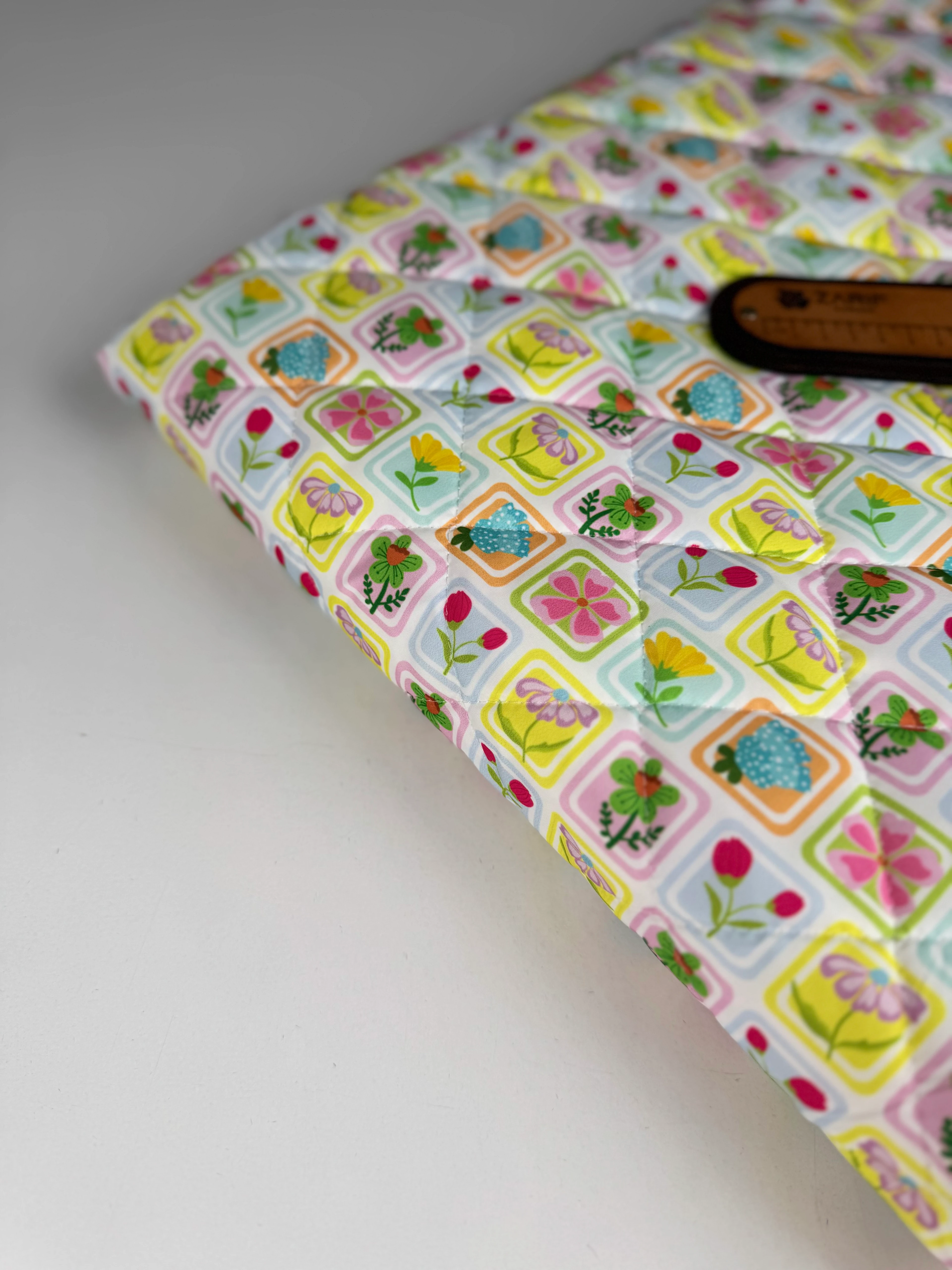 Şans Çiçekleri Su Geçirmez Kapitone Kumaş