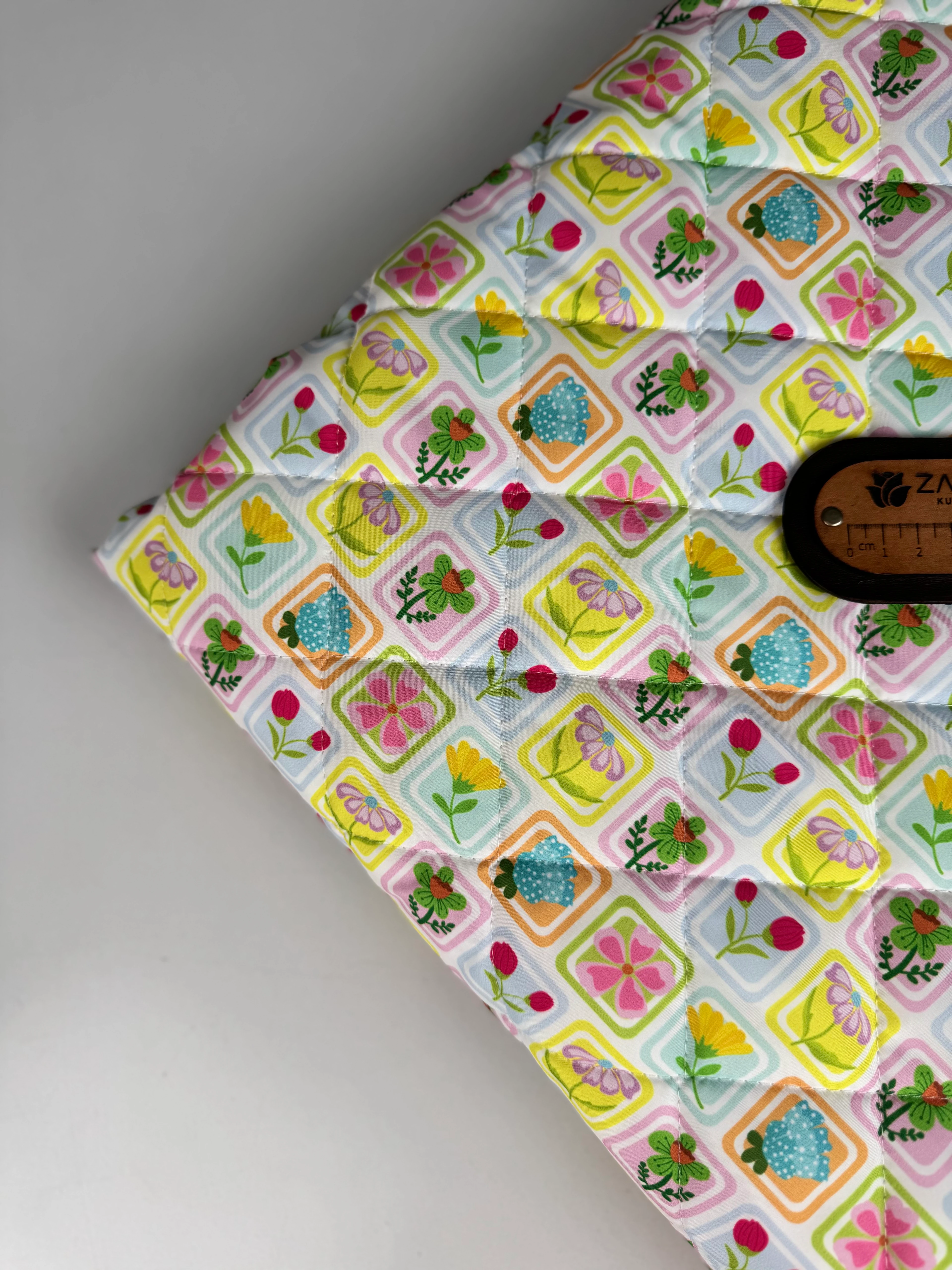 Şans Çiçekleri Su Geçirmez Kapitone Kumaş