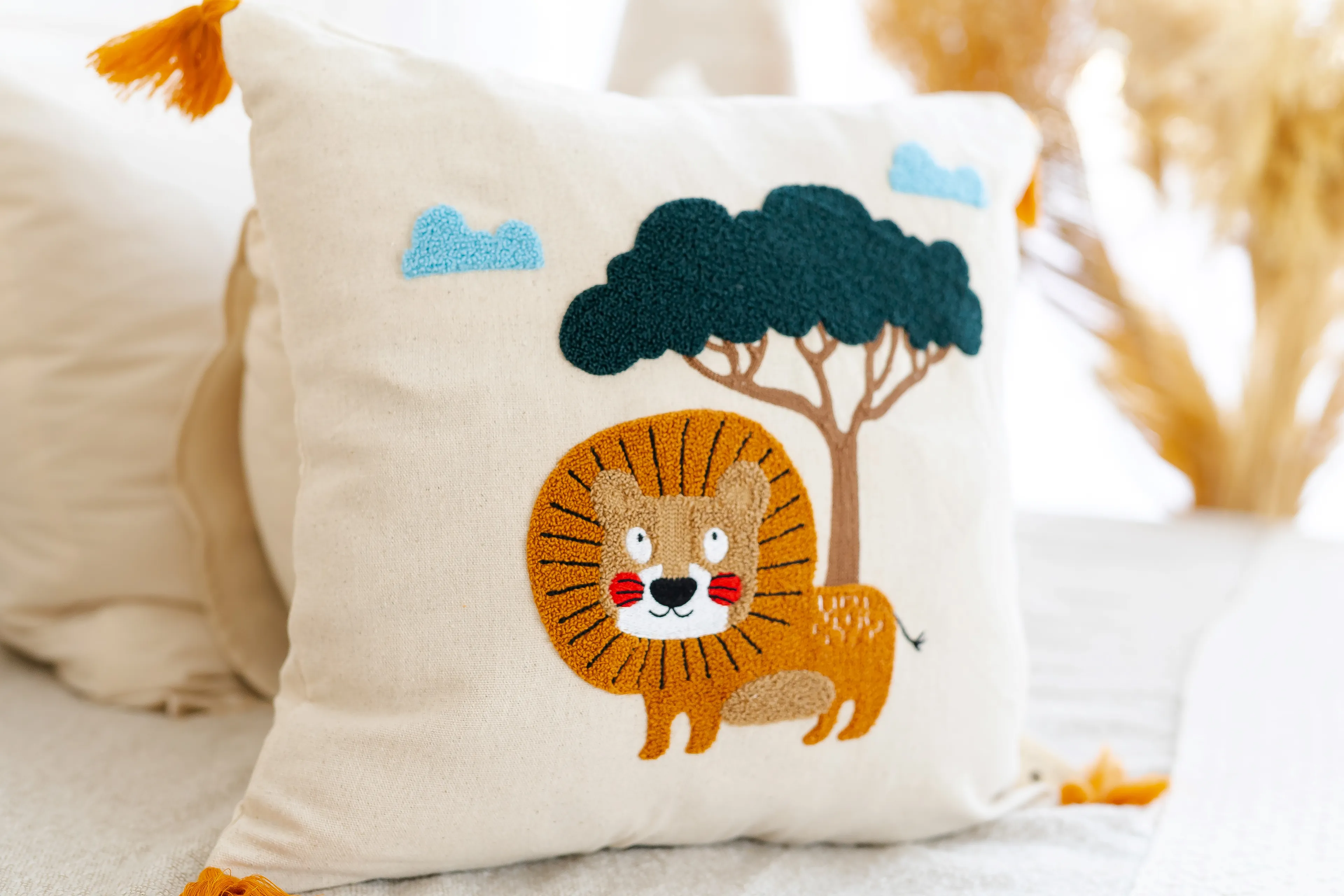 tinytrek El İşçiliği Aslan Desen Punch Çocuk Kırlenti – Buldan Dokuması (43x43 cm)