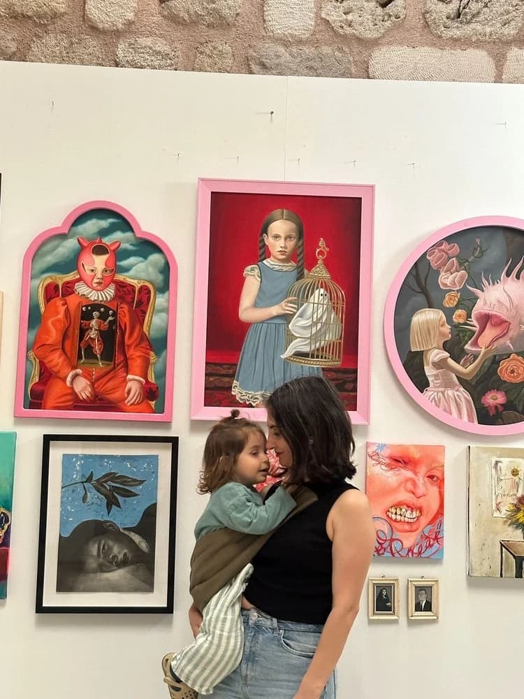 Alev Hanım, yaptığı sanat gezilerine oğlunu da dahil edebilmek için tinytrek yan slingi kullanmaya başlamıştır.&nbsp;