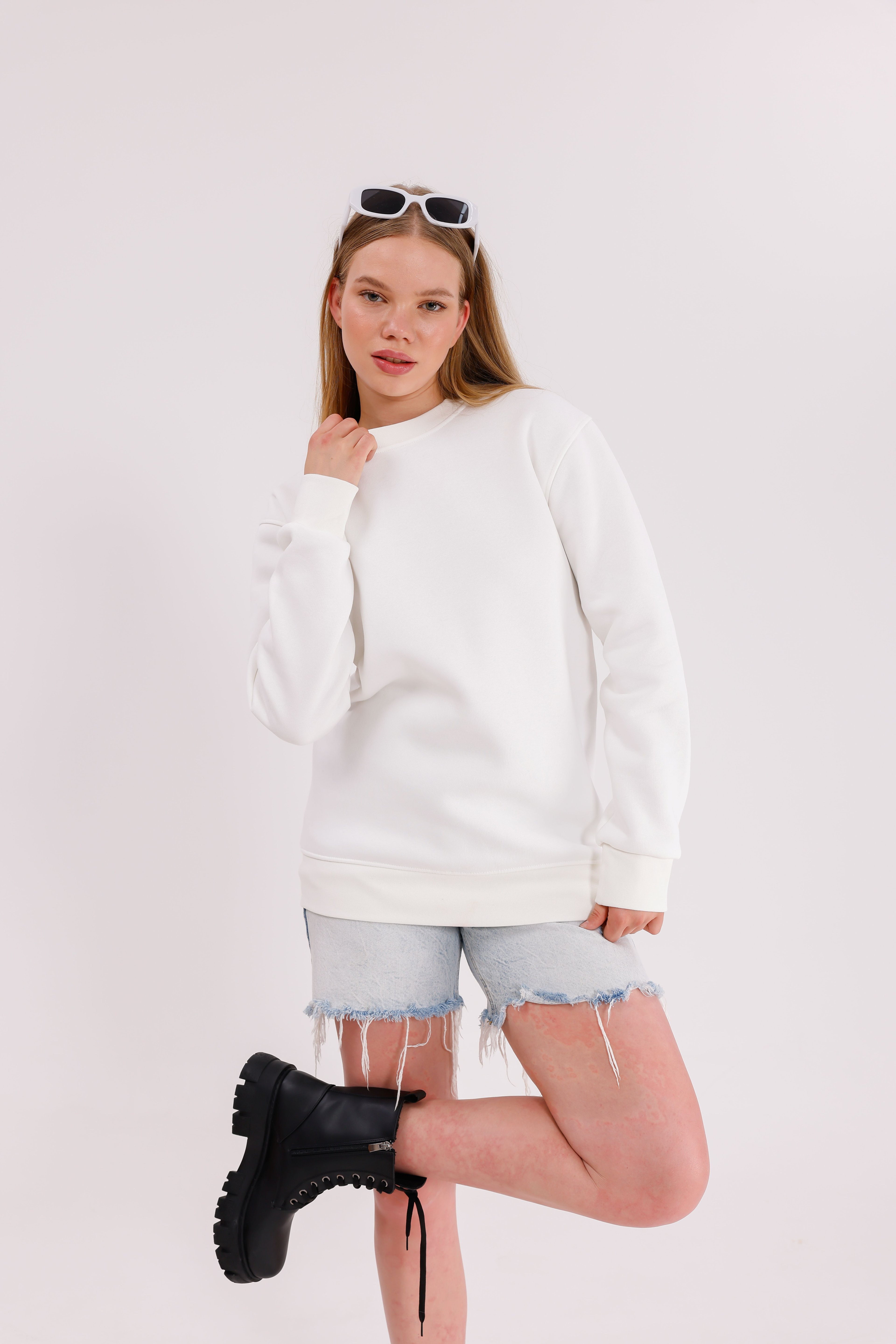 Oversize Unisex Beyaz Bisiklet Yaka Sweatshirt 