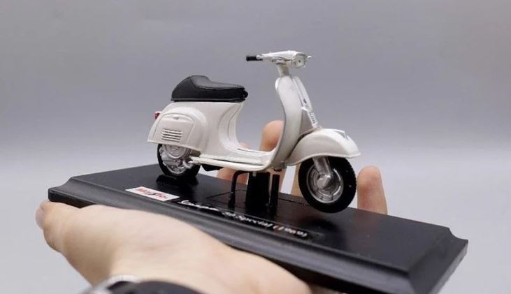 1969 Vespa 50 Special - Ölçek : 1/18