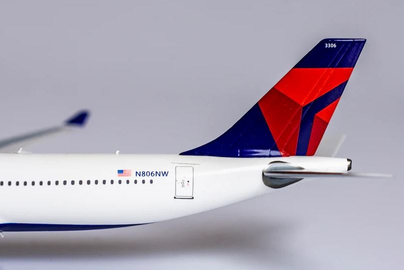 Delta Airlines Airbus A330-300 - 47 cm