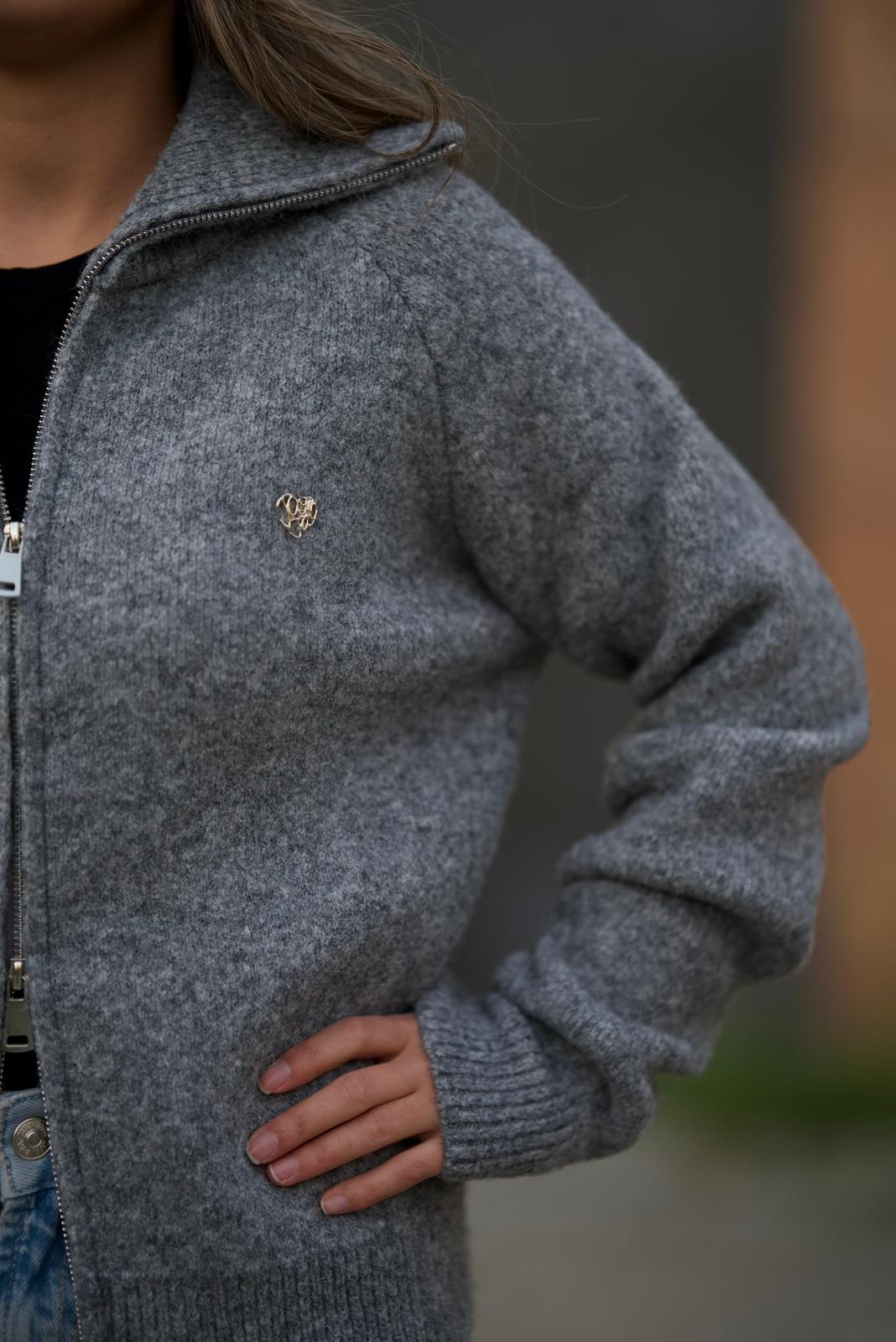 LOGO DETAYLI TRİKO HIRKA