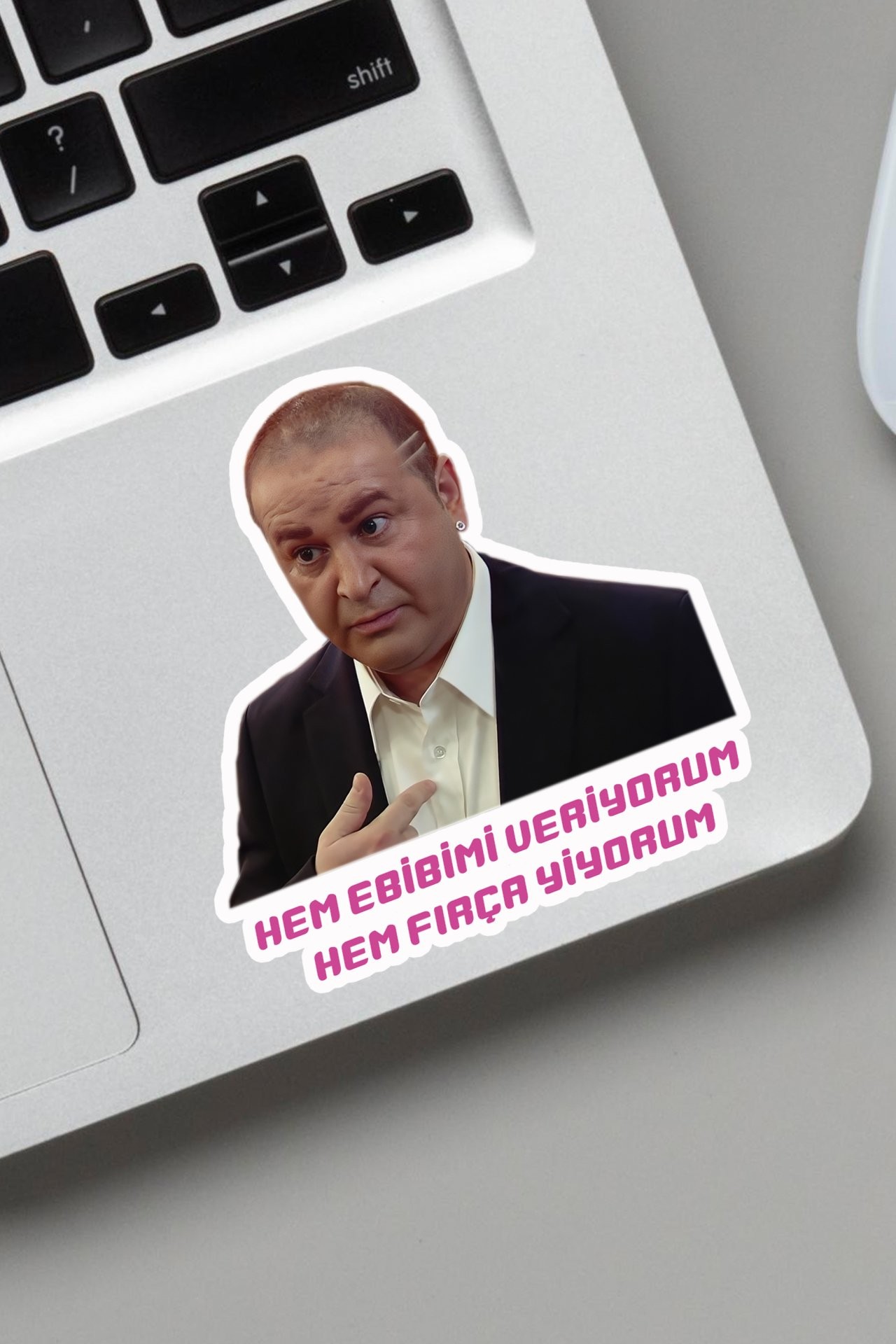 Sticker - Kolpaçino Özgür Hem Ebimi Veriyorum