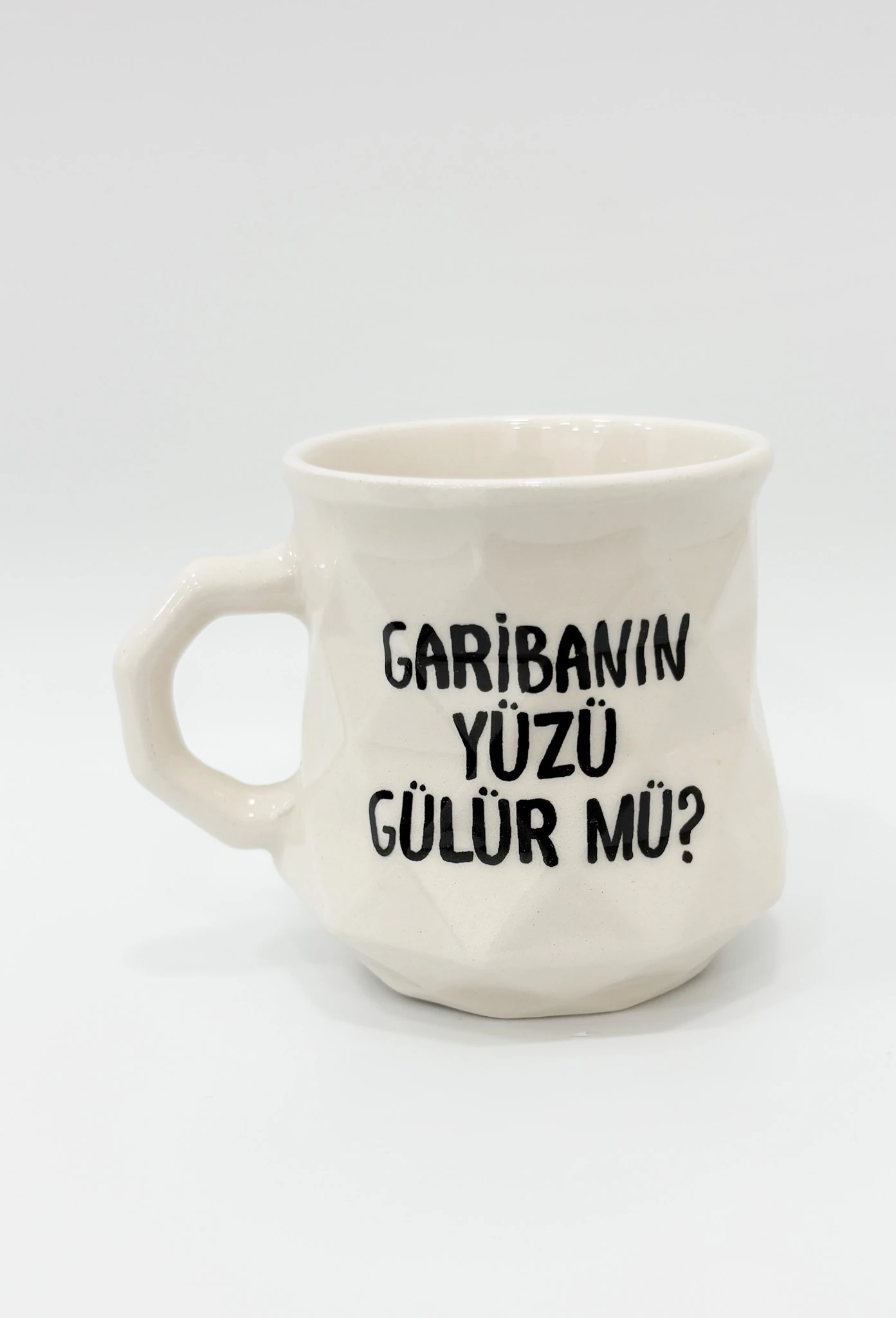 Elmas Kupa Beyaz - Garibanın Yüzü Gülür Mü ?