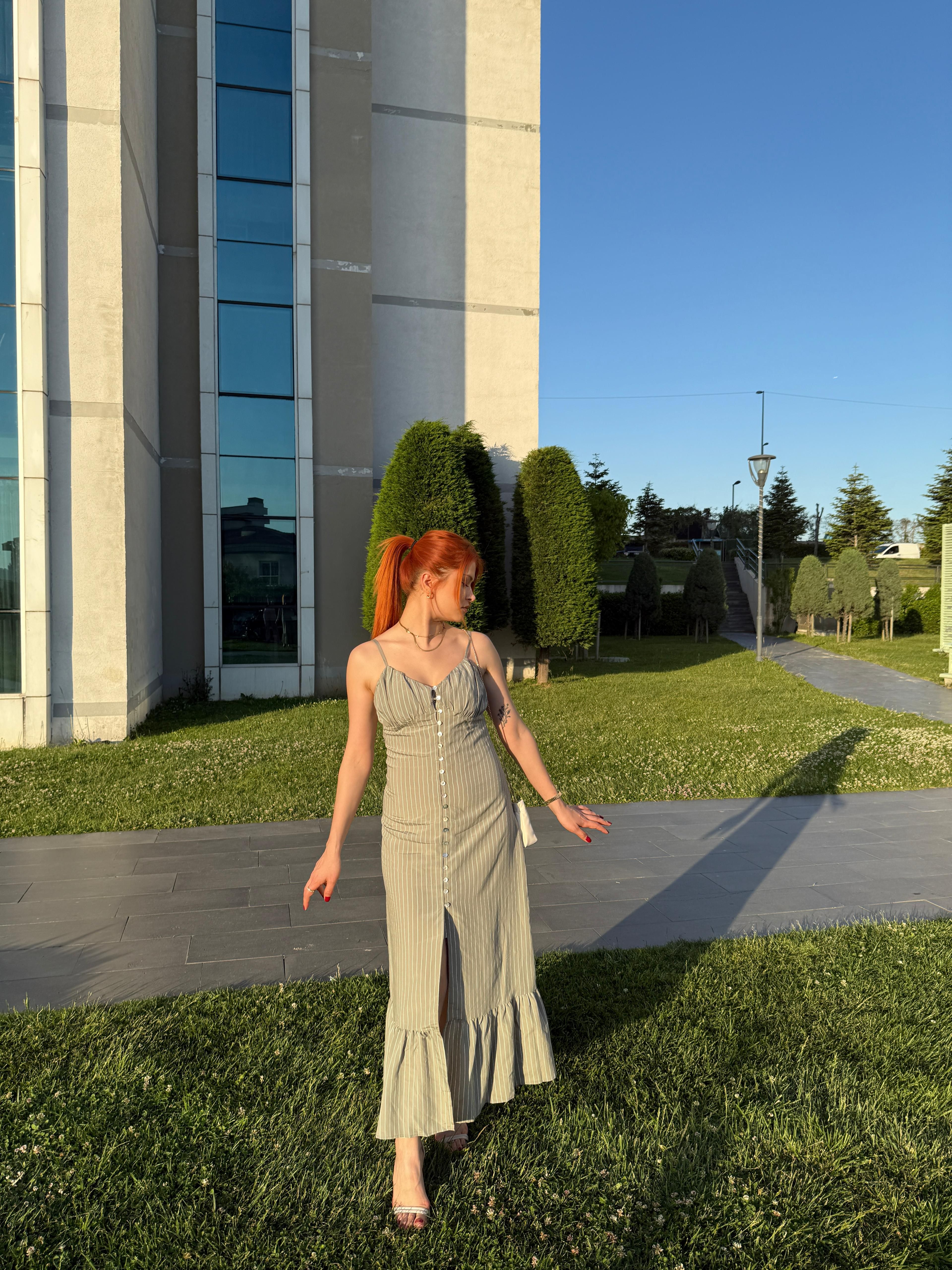 YEŞİL ÇİZGİLİ ELBİSE GÖĞÜS DETAYLI