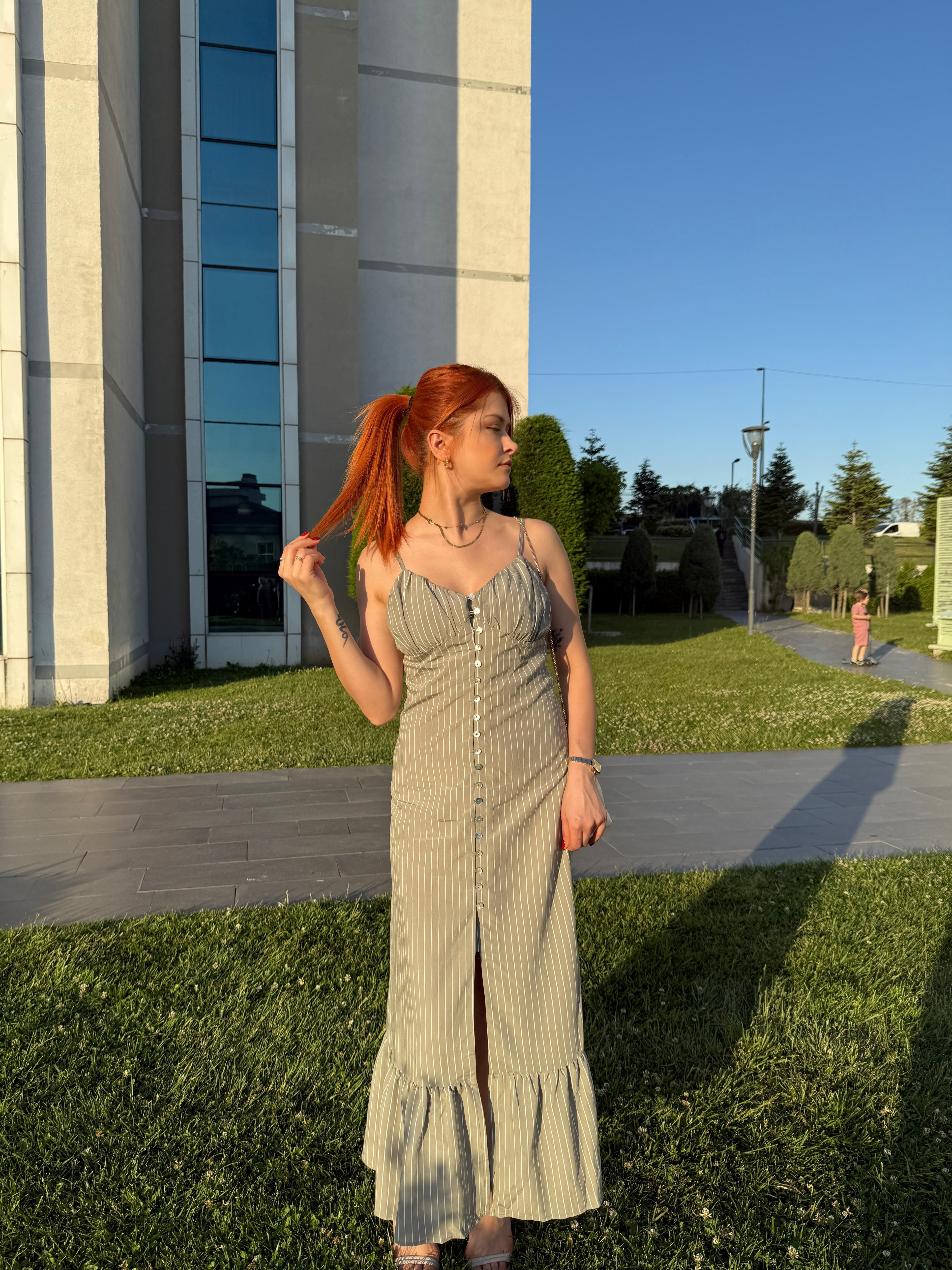 YEŞİL ÇİZGİLİ ELBİSE GÖĞÜS DETAYLI