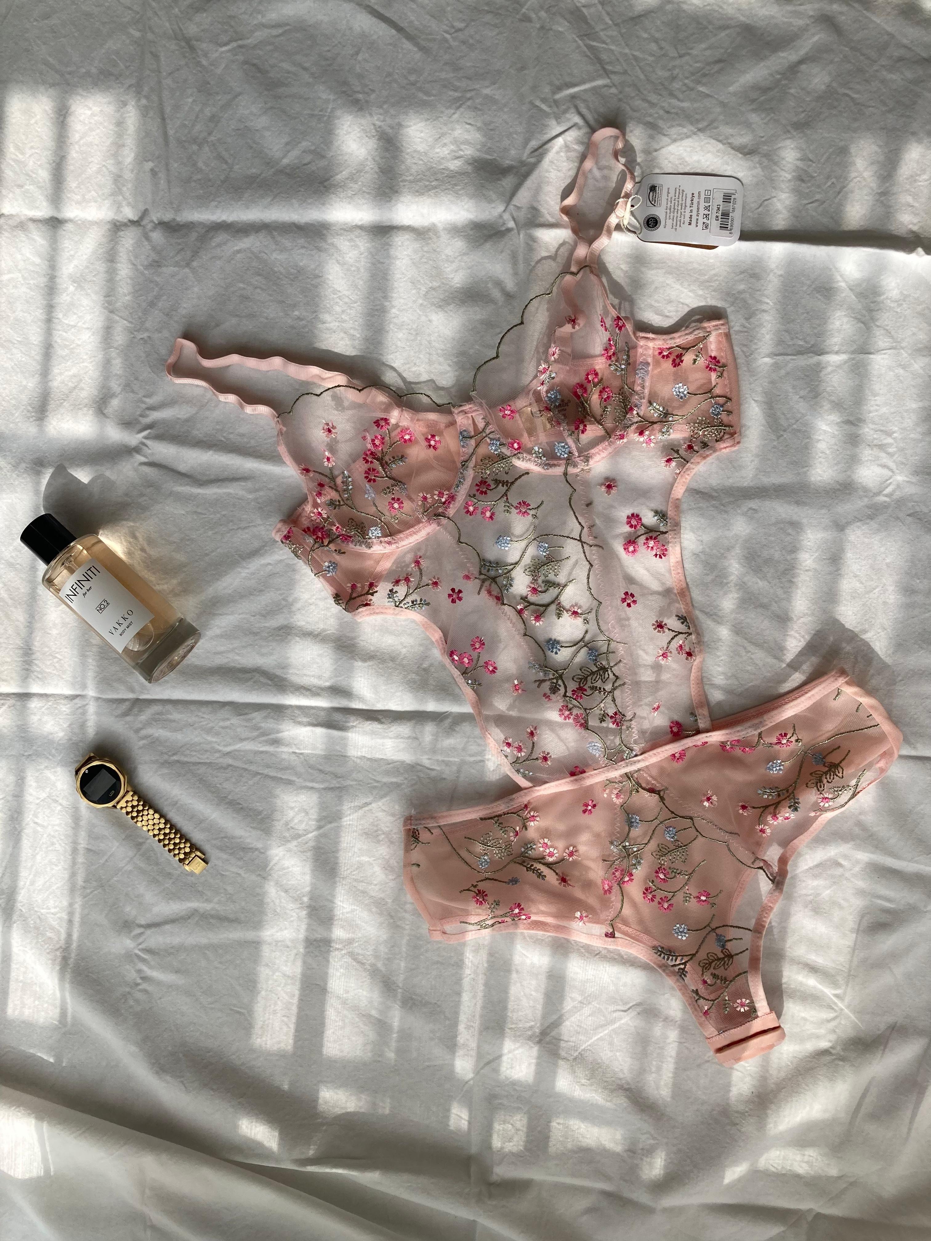 Pembe Çiçekli Bodysuit