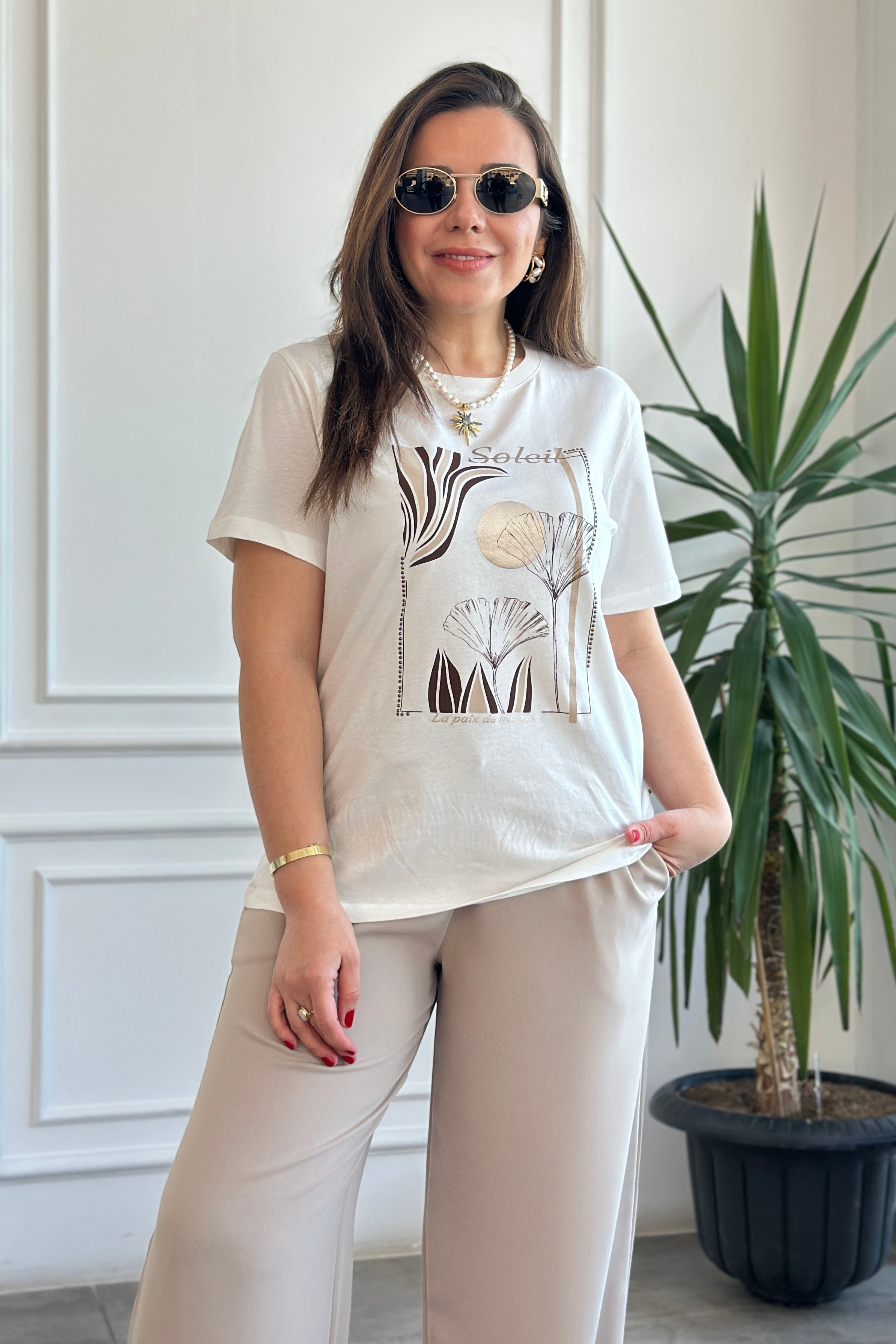 Önü Çiçek Baskılı Taş Detaylı T-Shirt