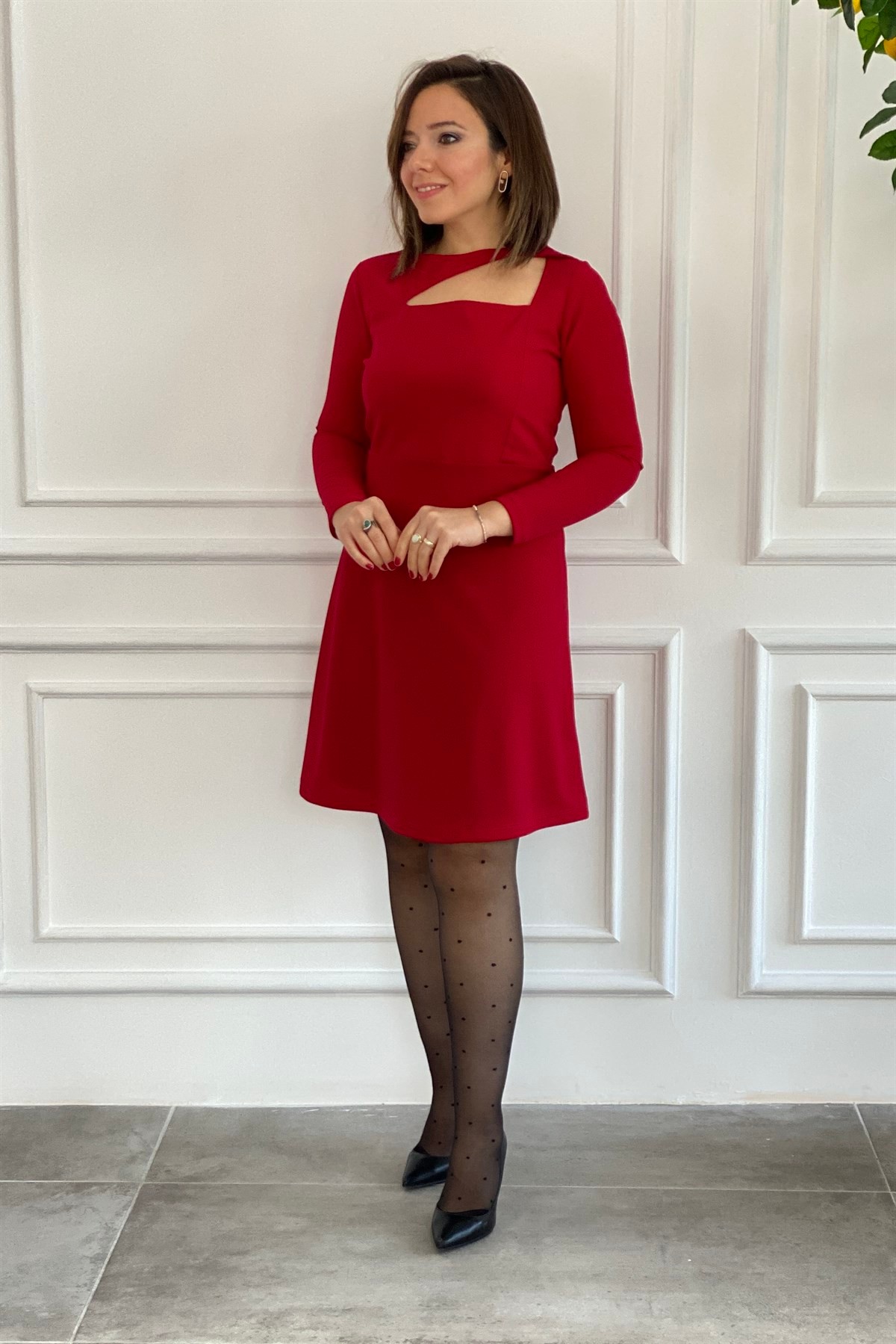 Yakası Dekolteli Kiloş Elbise