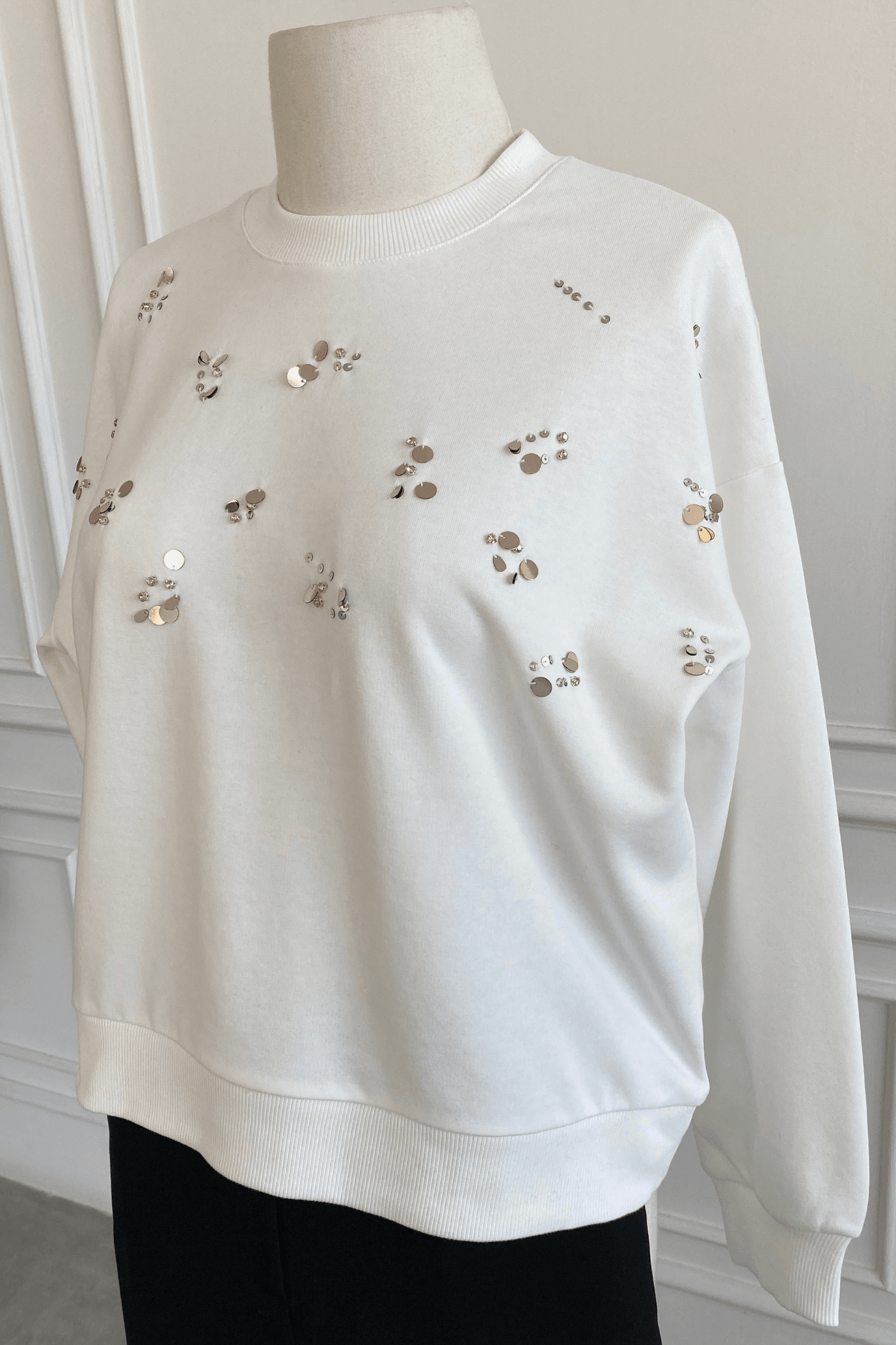 Önü Pul İşlemeli Sweat