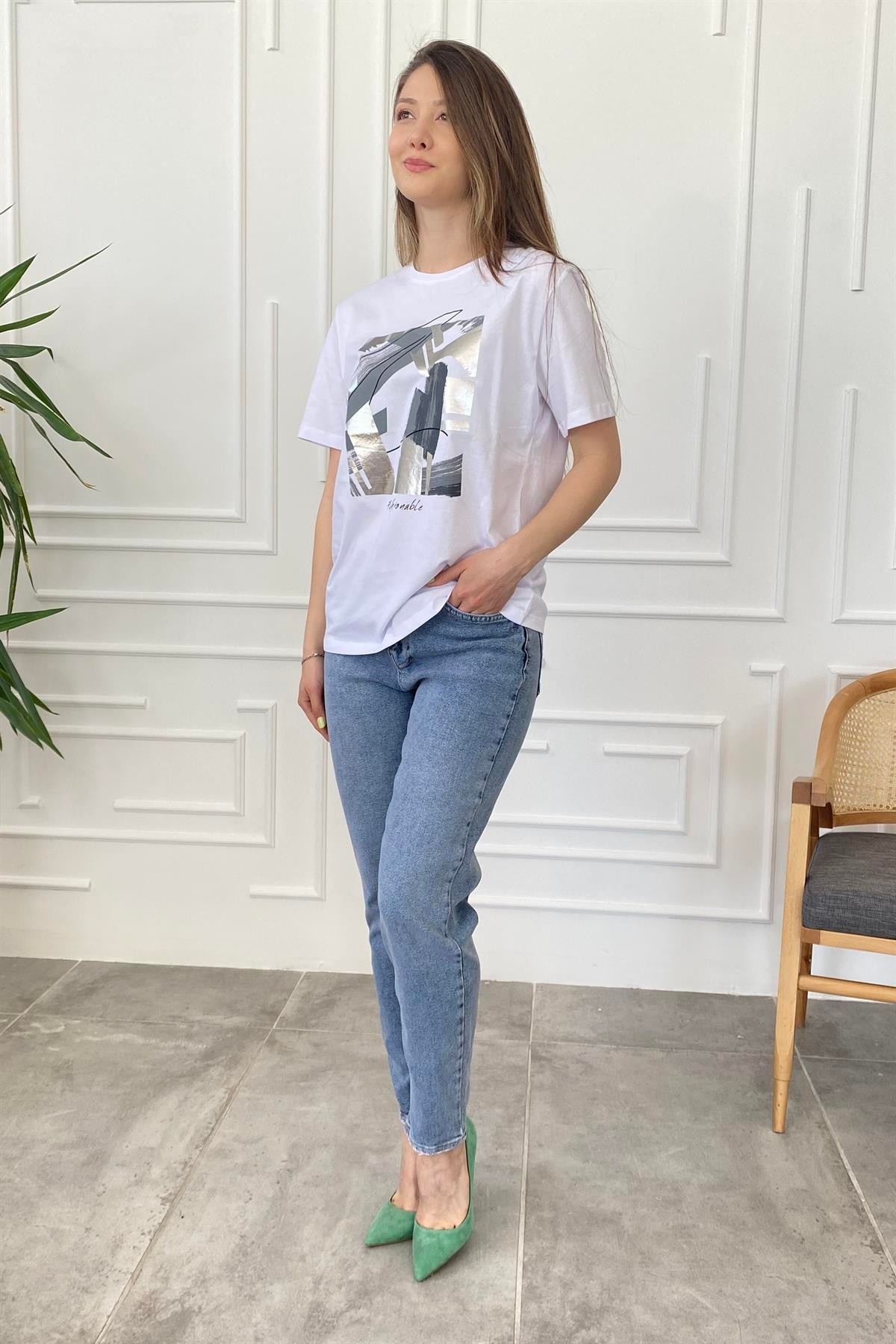 Yaldızlı Yazı Ve Çiçek Detaylı T-Shirt