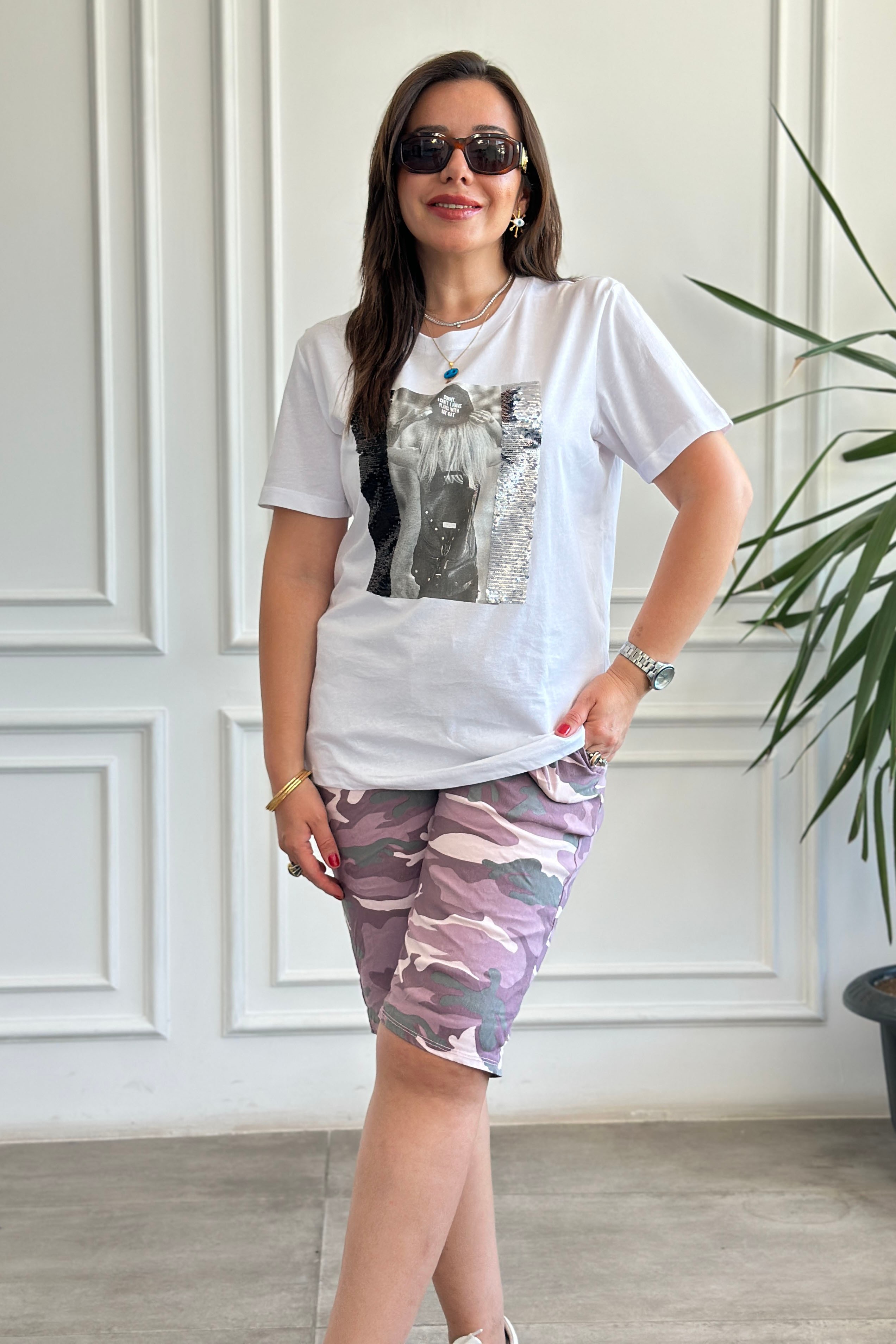 Önü Kız Baskılı Pul Detaylı T-Shirt