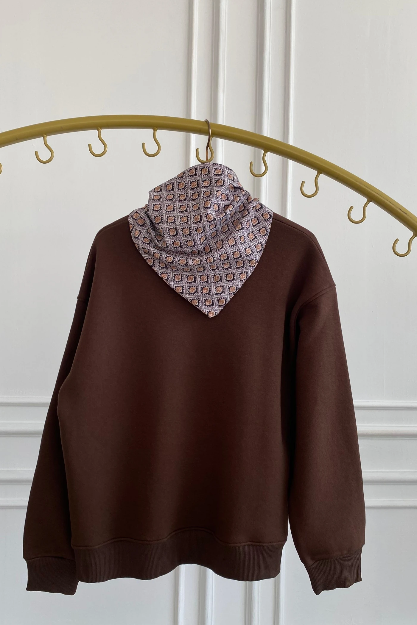 Geyik Nakış İşlemeli Yakası Fular Detaylı Sweat - KAHVERENGI