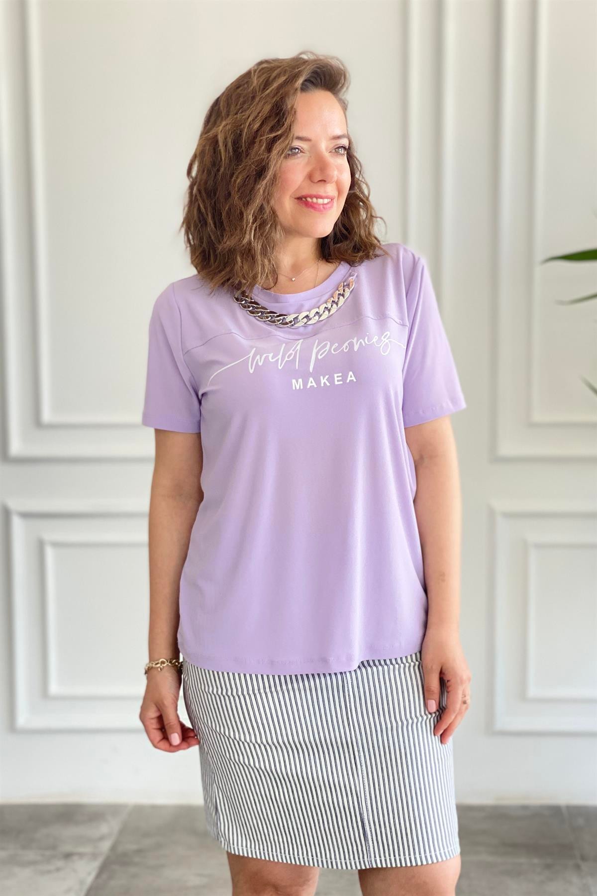 Yazı Baskılı Kolye Detaylı T-Shirt