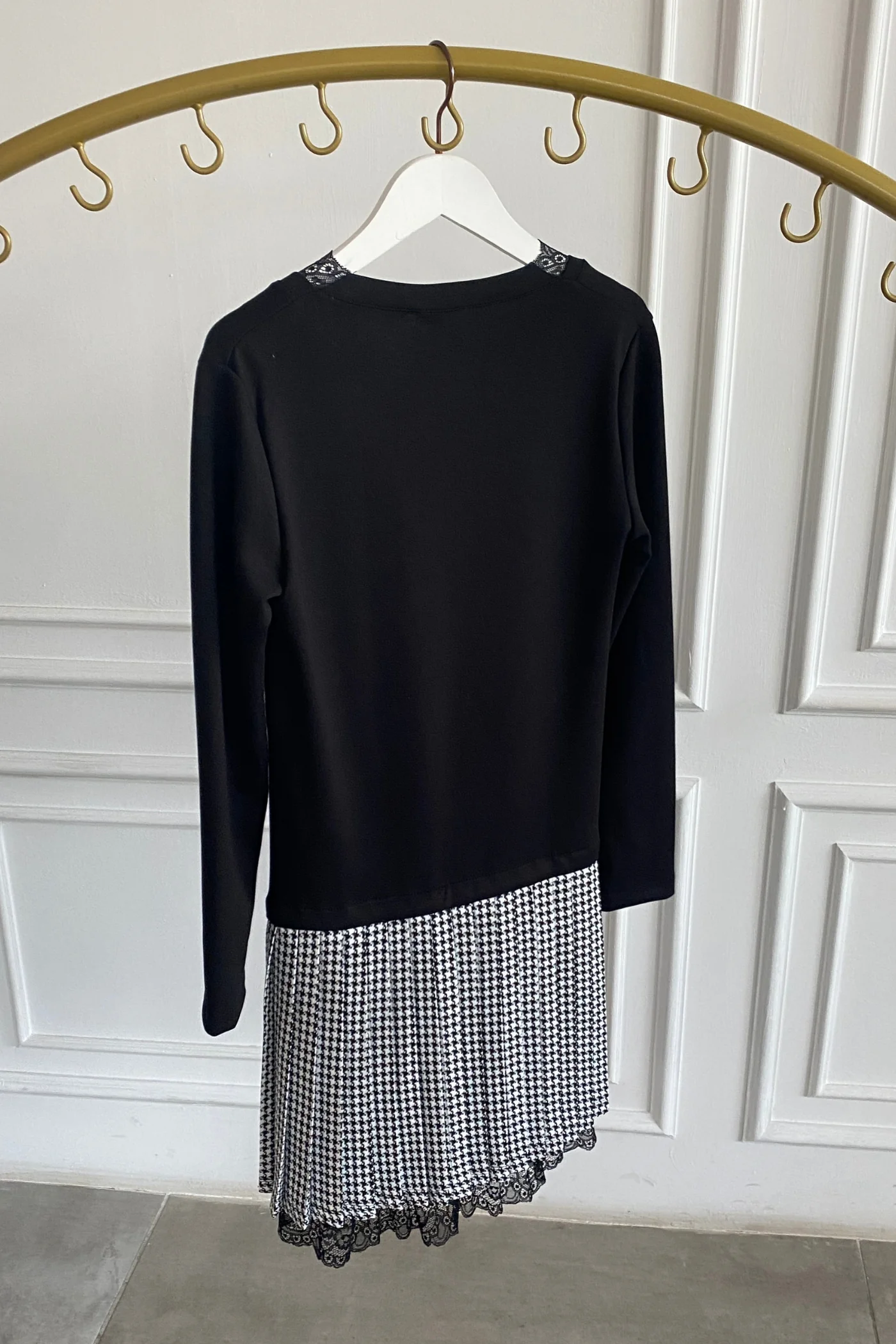 Yakası Dantel Detaylı Kazayağı Desenli Elbise